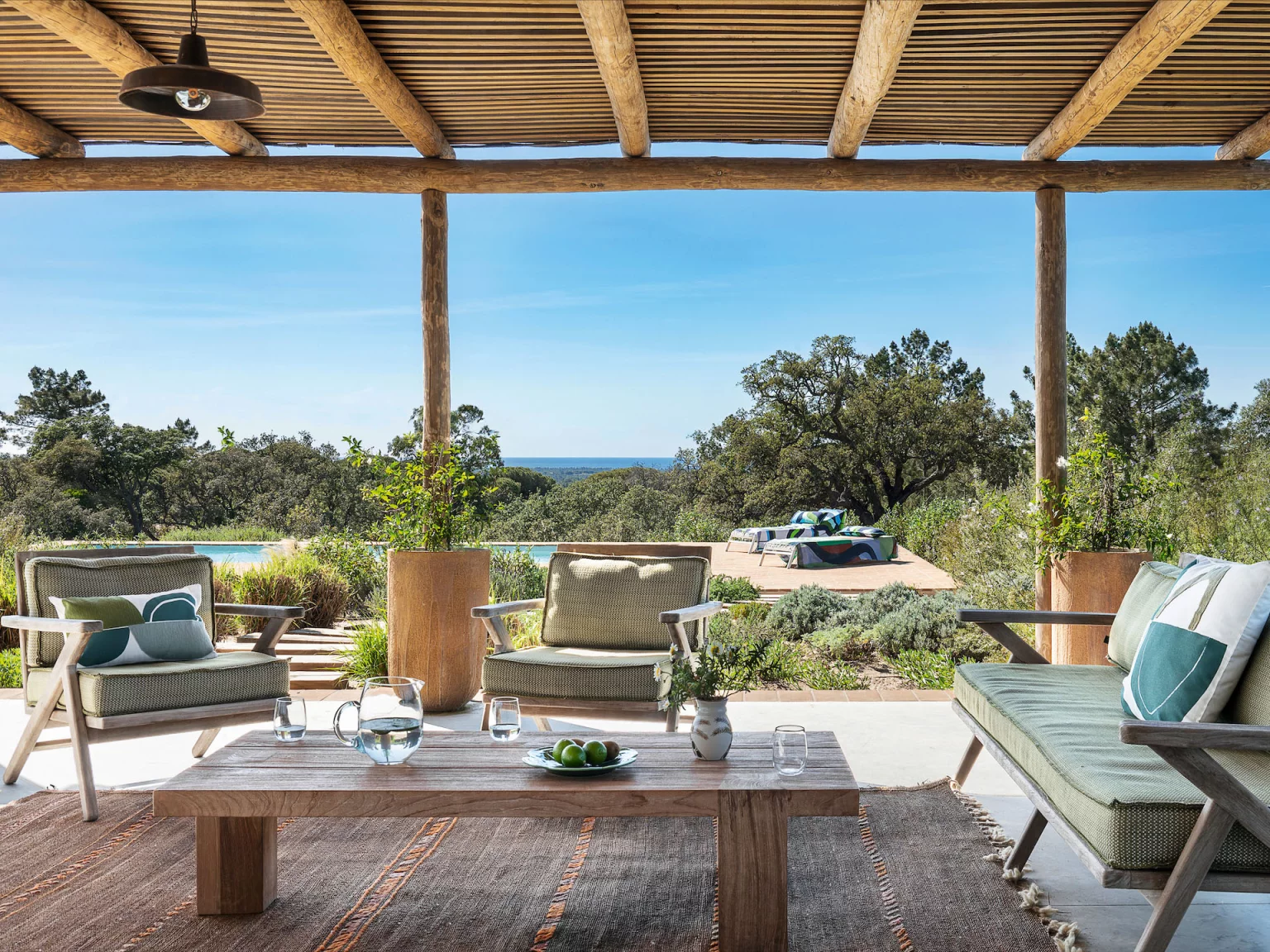 terrasse avec pergola en bois maison Portugal avec piscine vue mer