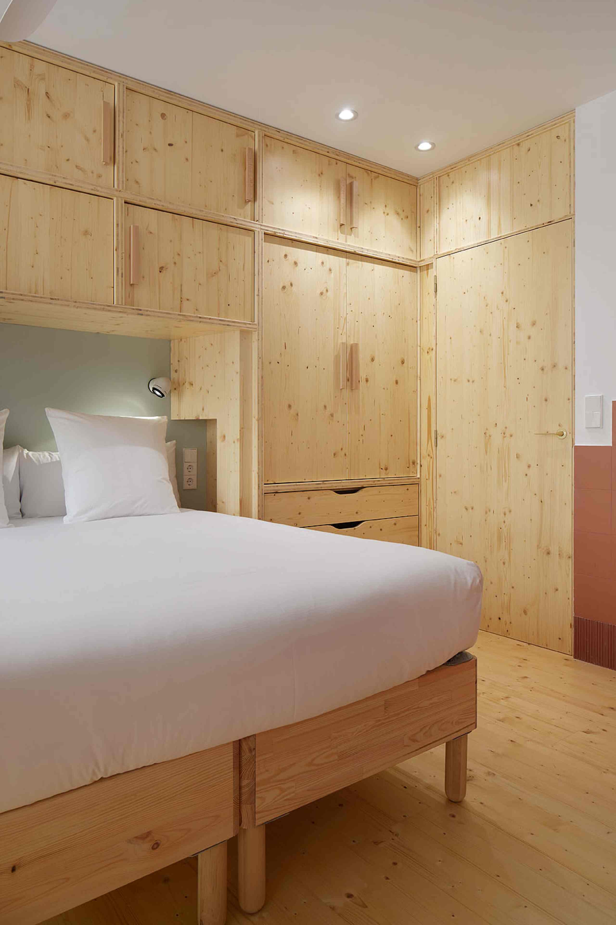 chambre en pin décoration basque contemporaine Baso Enea Saint Sebastien chambre en pin décoration basque contemporaine Baso Enea Saint Sebastien