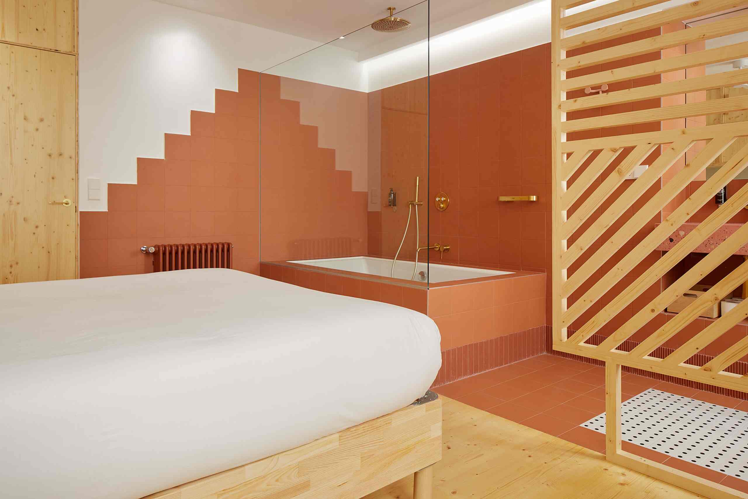 chambre en pin avec salle de bain terracotta décoration basque contemporaine Baso Enea Saint Sebastien chambre en pin avec salle de bain terracotta décoration basque contemporaine Baso Enea Saint Sebastien