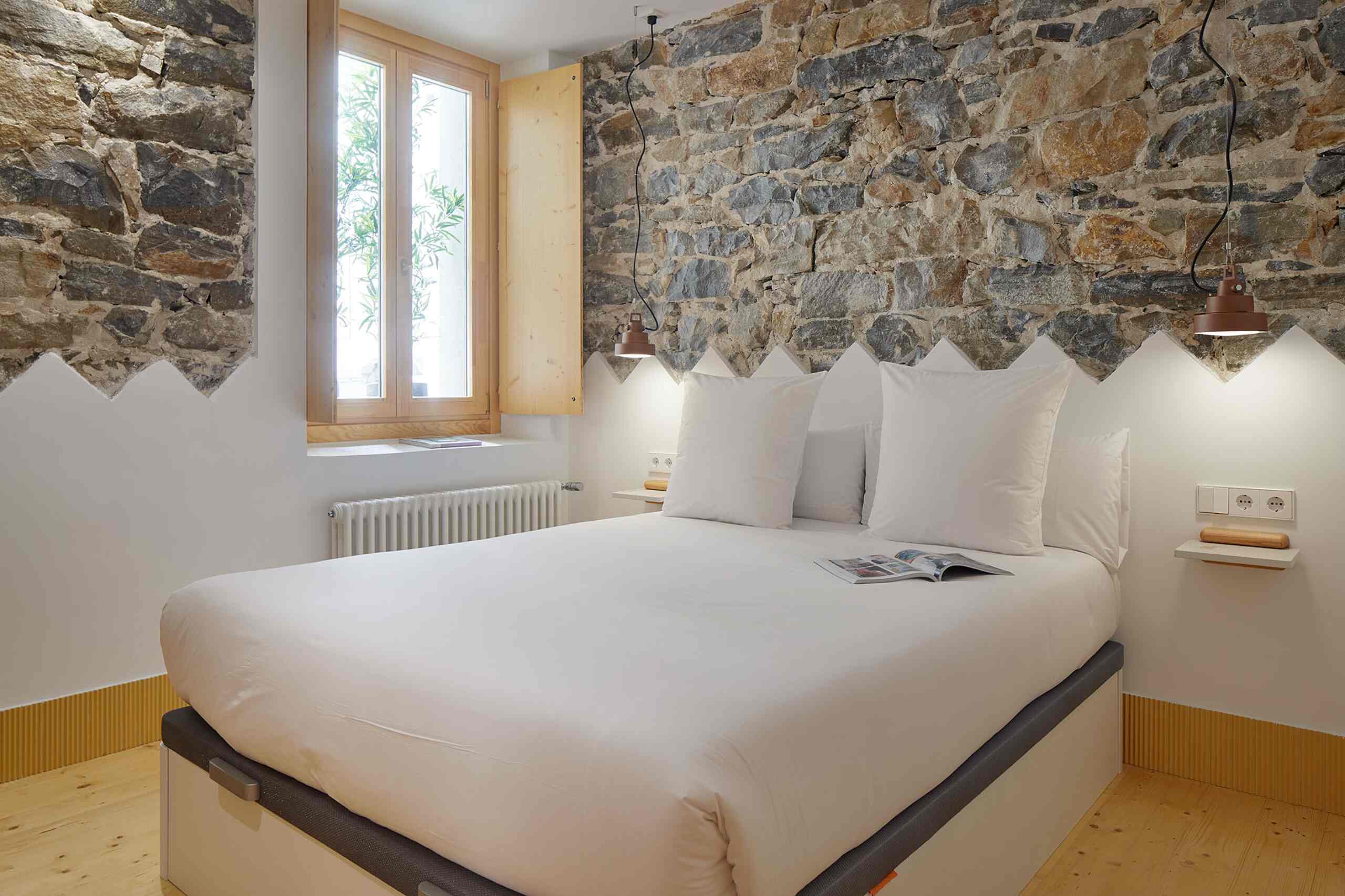 chambre en pin avec mur en pierre minimaliste chambre en pin avec mur en pierre minimaliste
