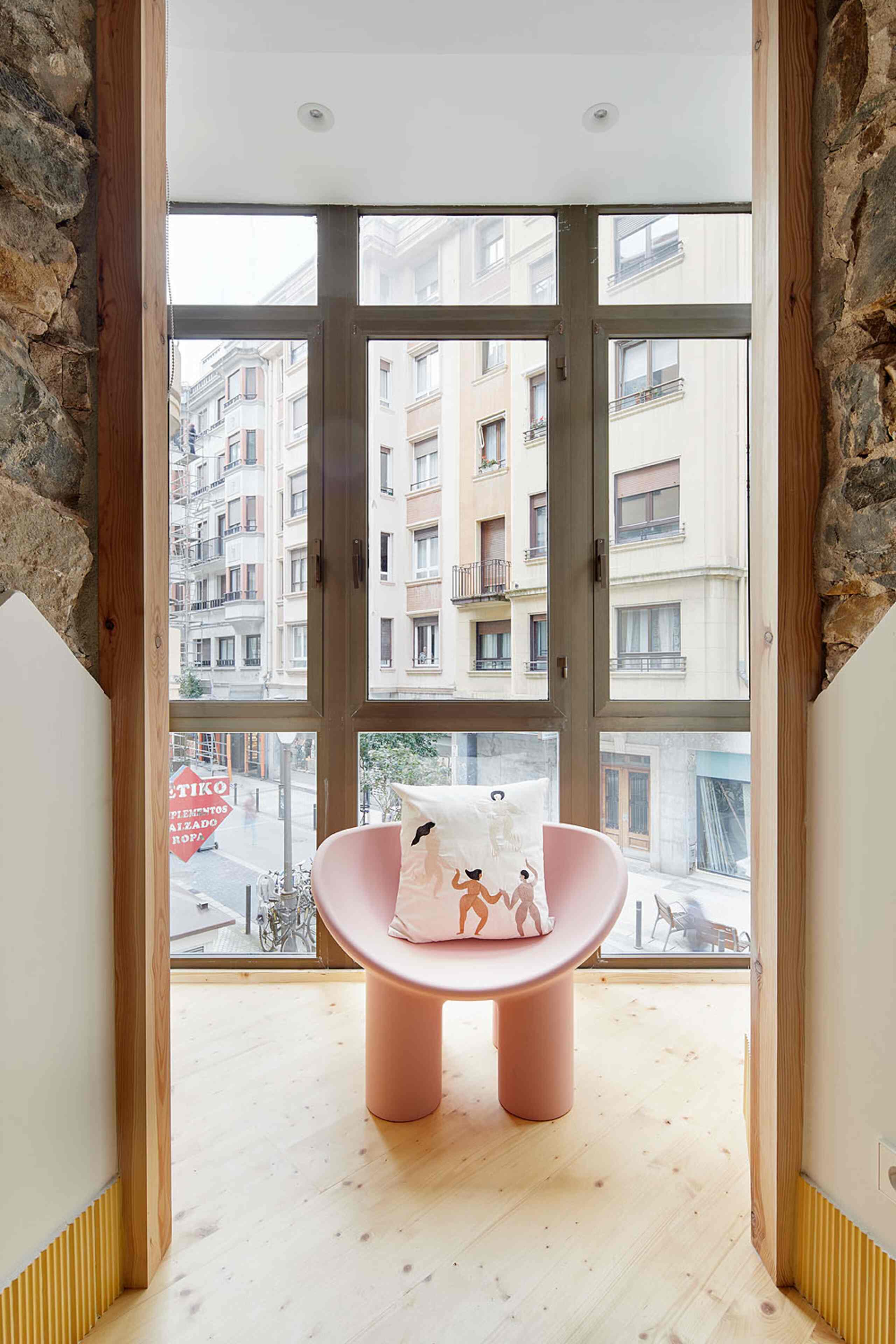 salon mur en pierre avec fauteuil Roly Poly rose Driade salon mur en pierre avec fauteuil Roly Poly rose Driade