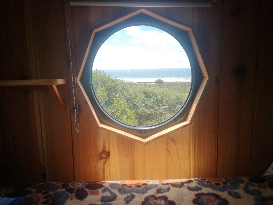 fenêtre ronde dans mini maison mobile