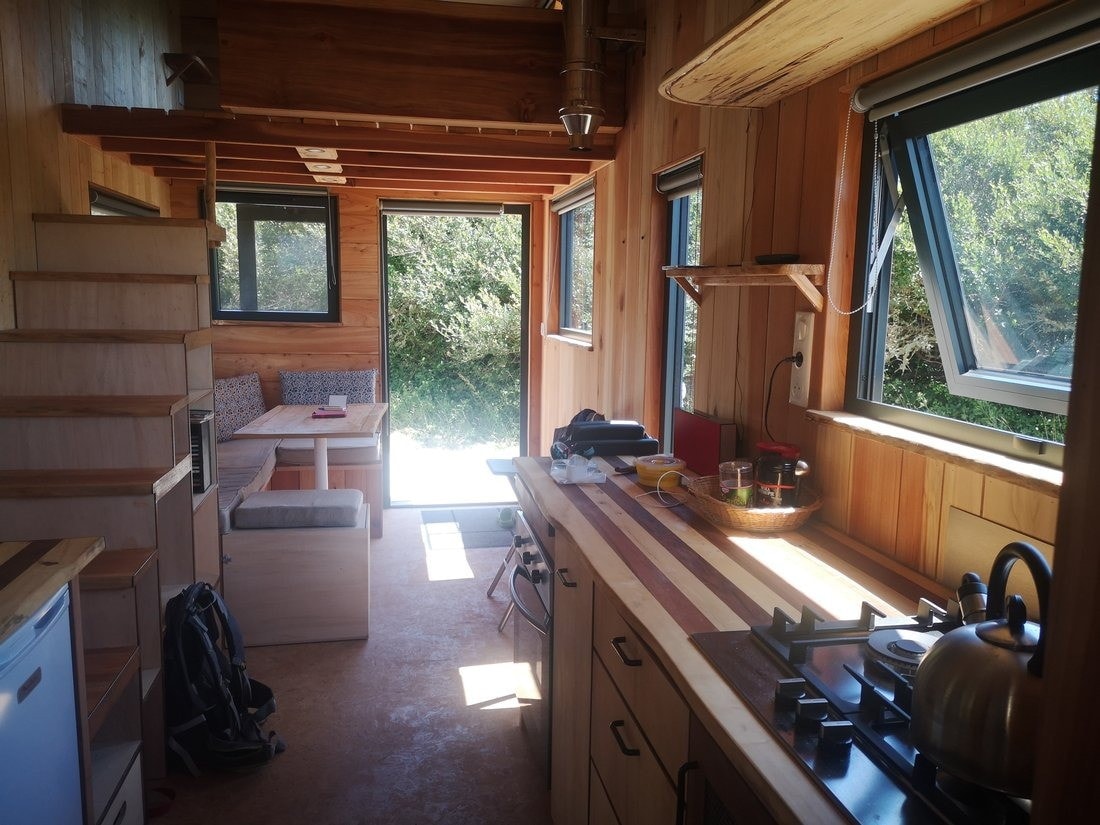 cuisine et salon tiny house bretonne autonome avec panneaux solaires L'Atelier Bois d'ici