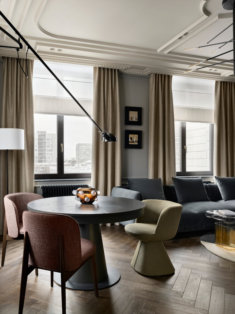 salon mur gris avec moulures décoration contemporaine appartement 140m2 salon mur gris avec moulures décoration contemporaine appartement 140m2