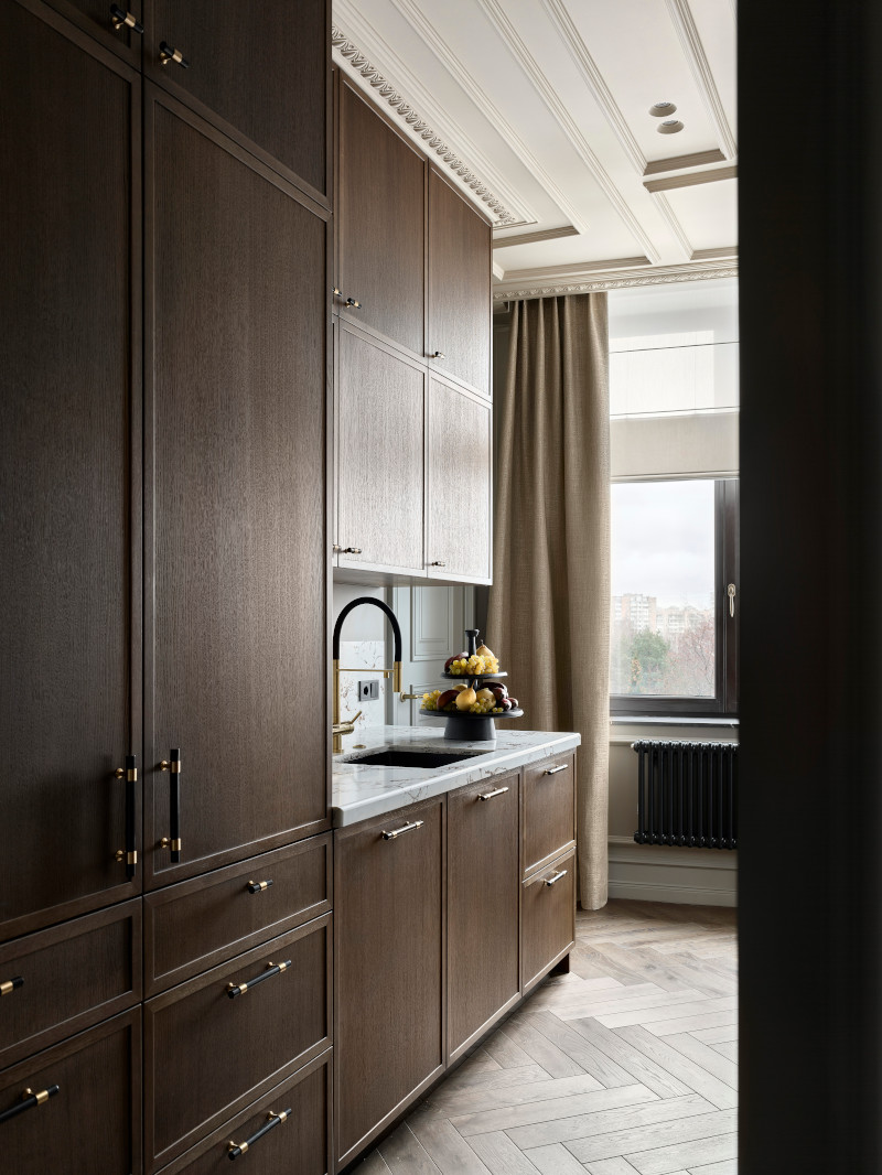cuisine noyer mur gris avec moulures décoration contemporaine appartement 140m2 cuisine noyer mur gris avec moulures décoration contemporaine appartement 140m2
