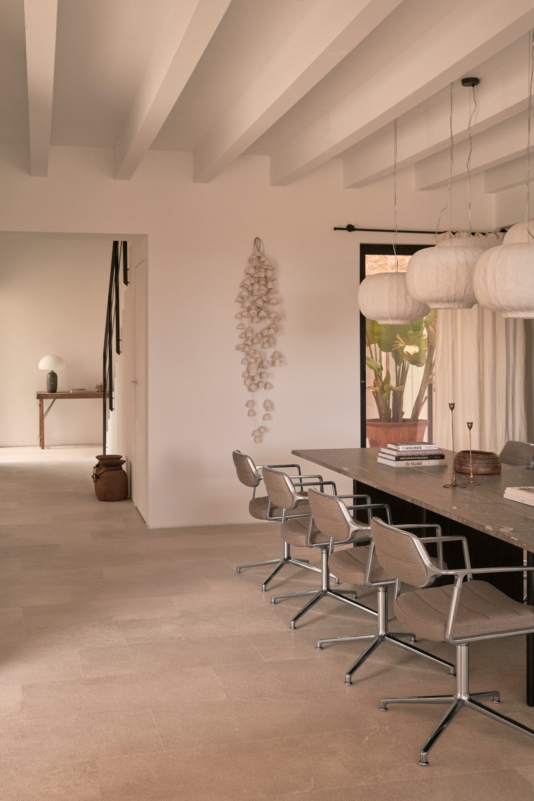 salle à manger Vipp avec poutres décoration contemporaine maison en pierre Finca Selva Majorque