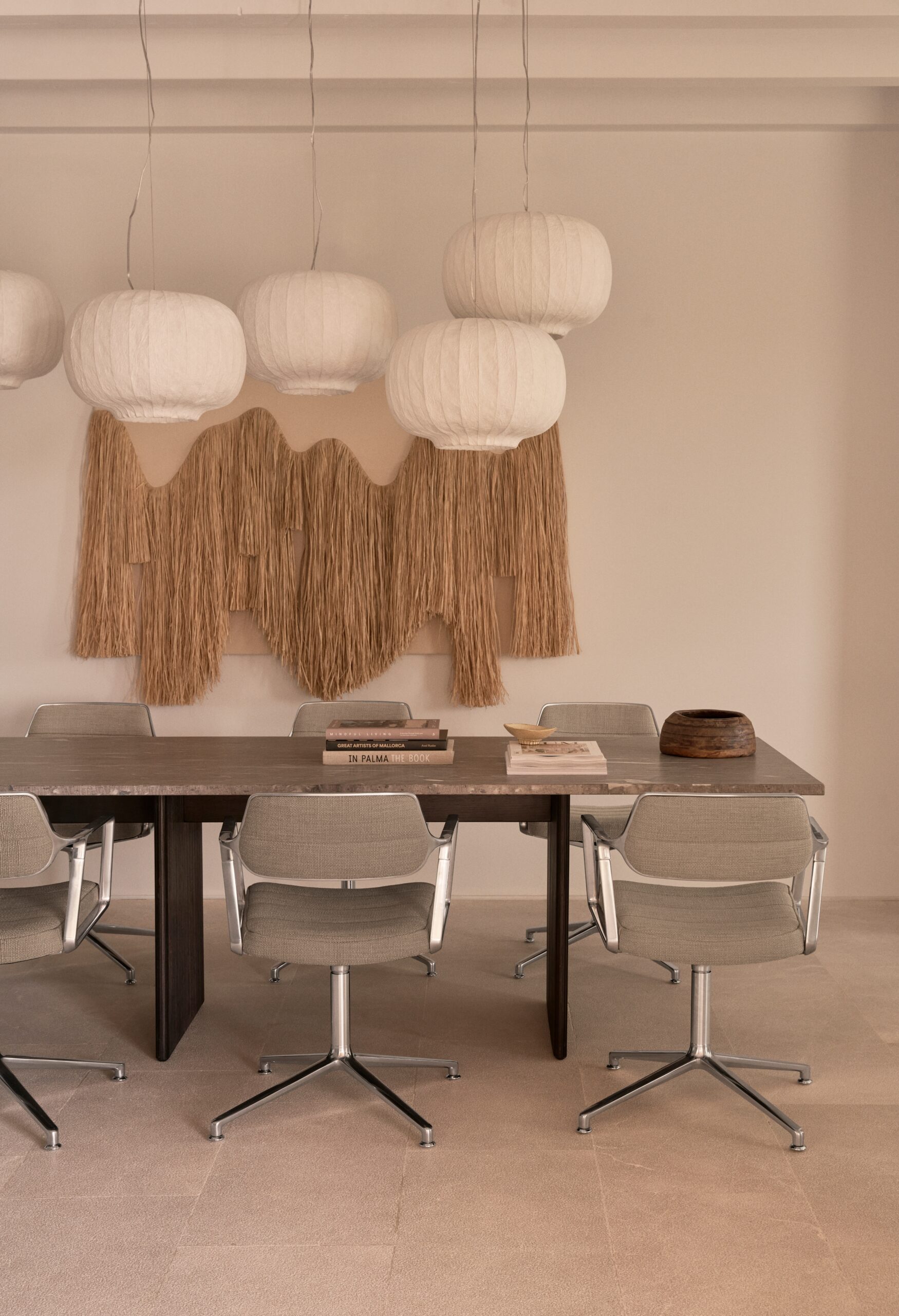 salle à manger Vipp avec poutres décoration contemporaine maison en pierre Finca Selva Majorque