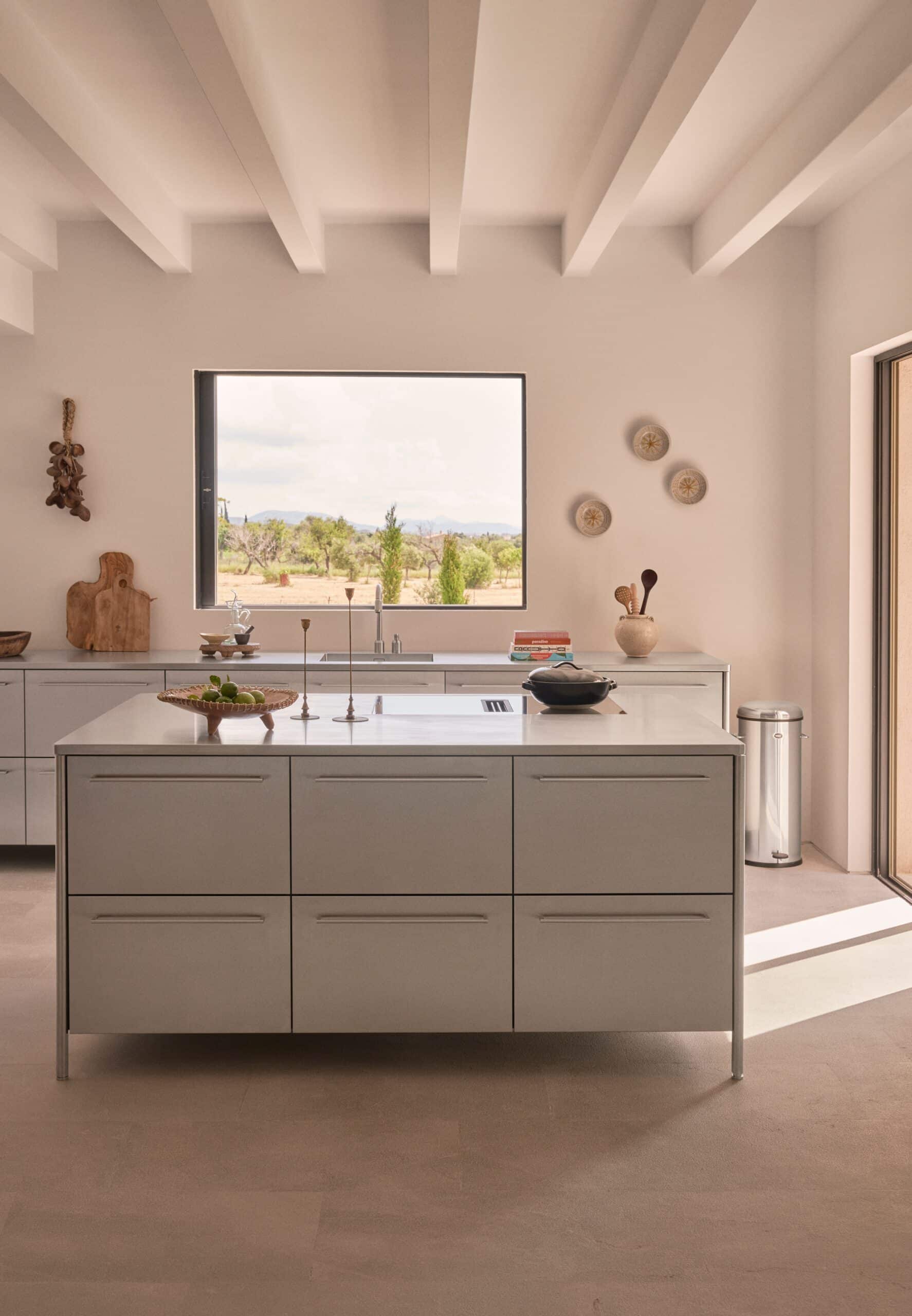 cuisine ouverte Vipp avec poutres décoration contemporaine maison en pierre Finca Selva Majorque