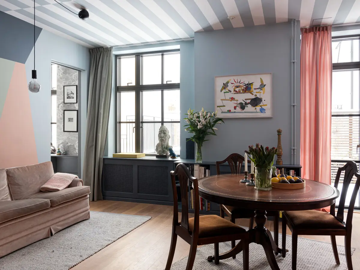 salon vintage plafond rayé bleu et blanc décoration colorée style color-blocking salon vintage plafond rayé bleu et blanc décoration colorée style color-blocking