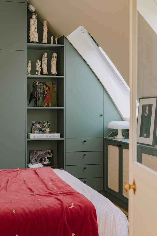 bedroom 46sqm Paris apartement in the attic contemporary decor Photo: ©Jeanne Perrotte