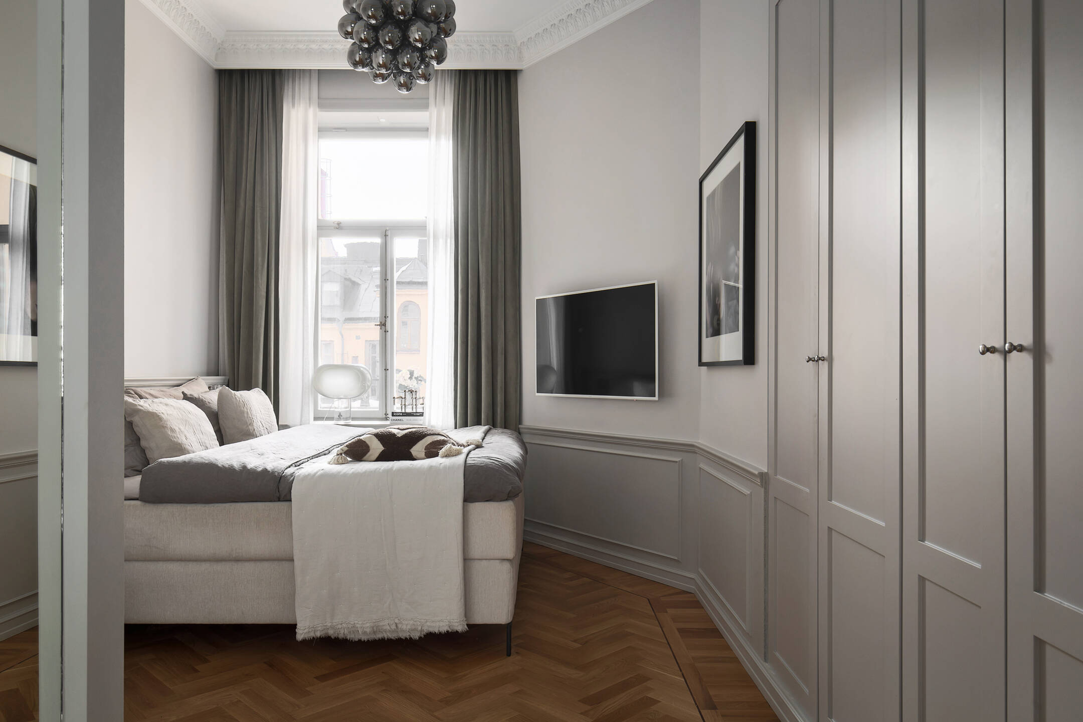 chambre grise classique avec moulures chambre grise classique avec moulures