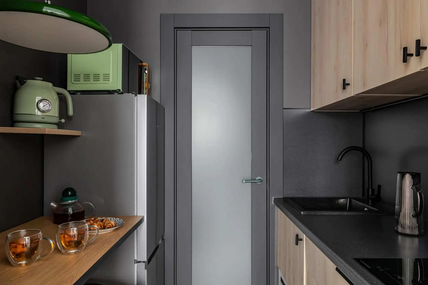 petite cuisine noire mini appartement de 16m2 décoration contemporaine petite cuisine noire mini appartement de 16m2 décoration contemporaine