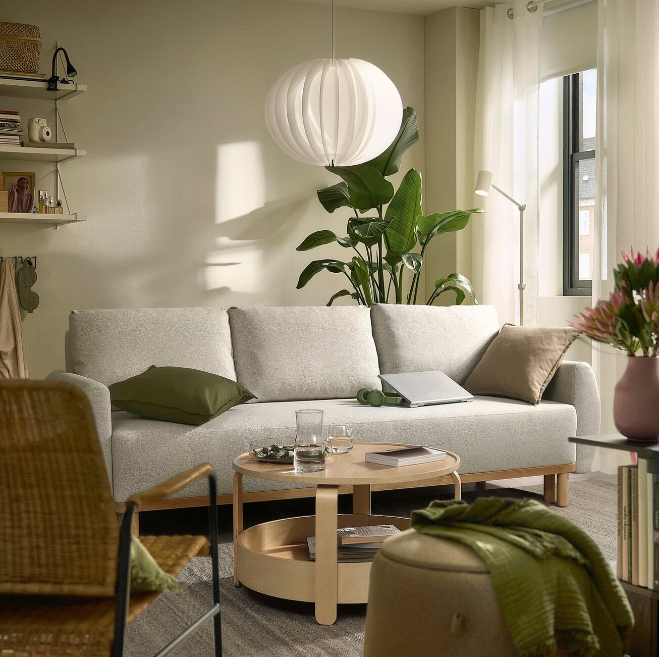 salon avec murs vert pâle