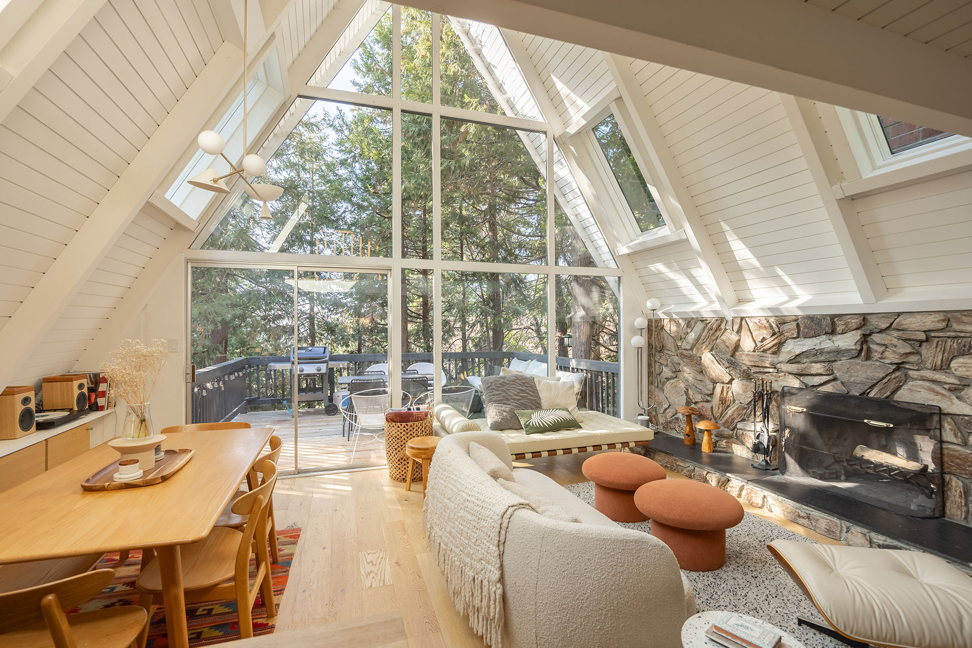 salon avec pignon vitré et cheminée en pierres décoration contemporaine maison A-Frame Californie