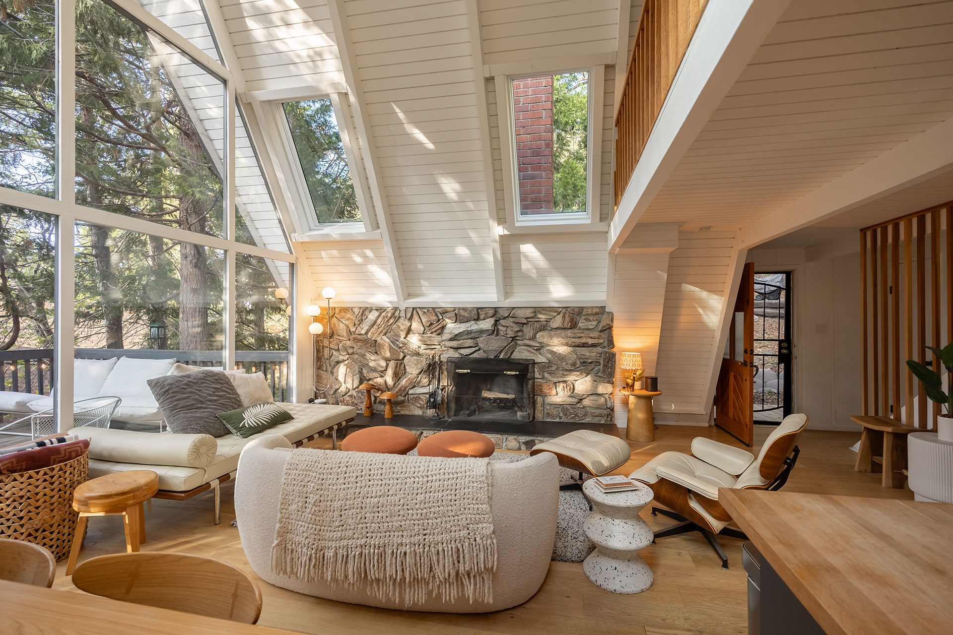 salon avec pignon vitré et cheminée en pierres décoration contemporaine maison A-Frame Californie
