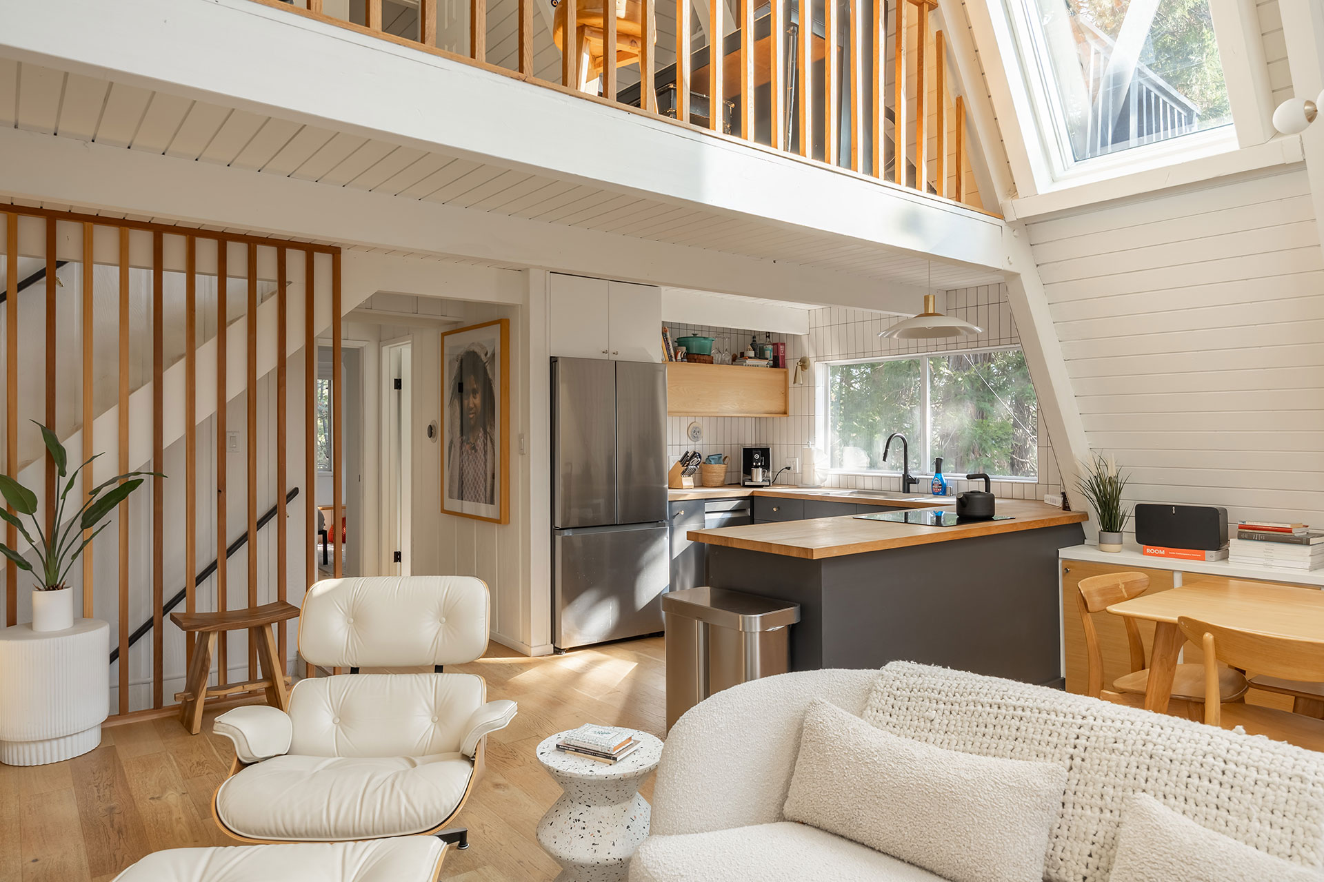 salon avec mezzanine et cuisine ouverte décoration contemporaine maison A-Frame Californie