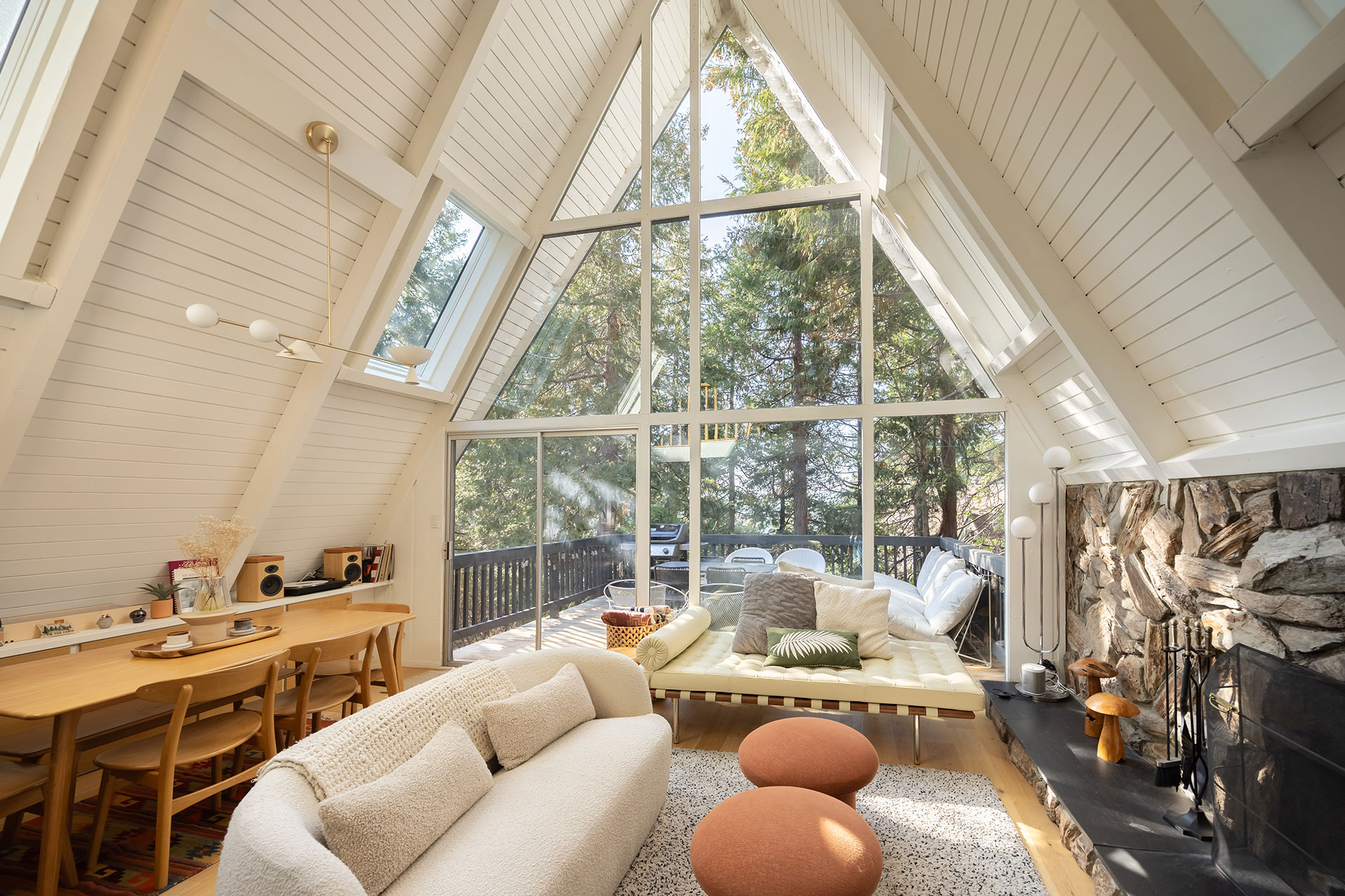 salon avec pignon vitré et cheminée en pierres décoration contemporaine maison A-Frame Californie