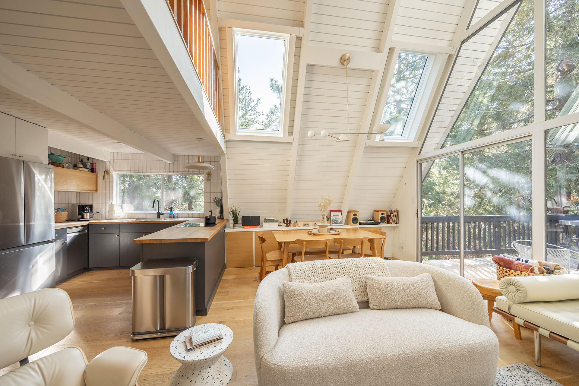 salon avec mezzanine décoration contemporaine maison A-Frame Californie