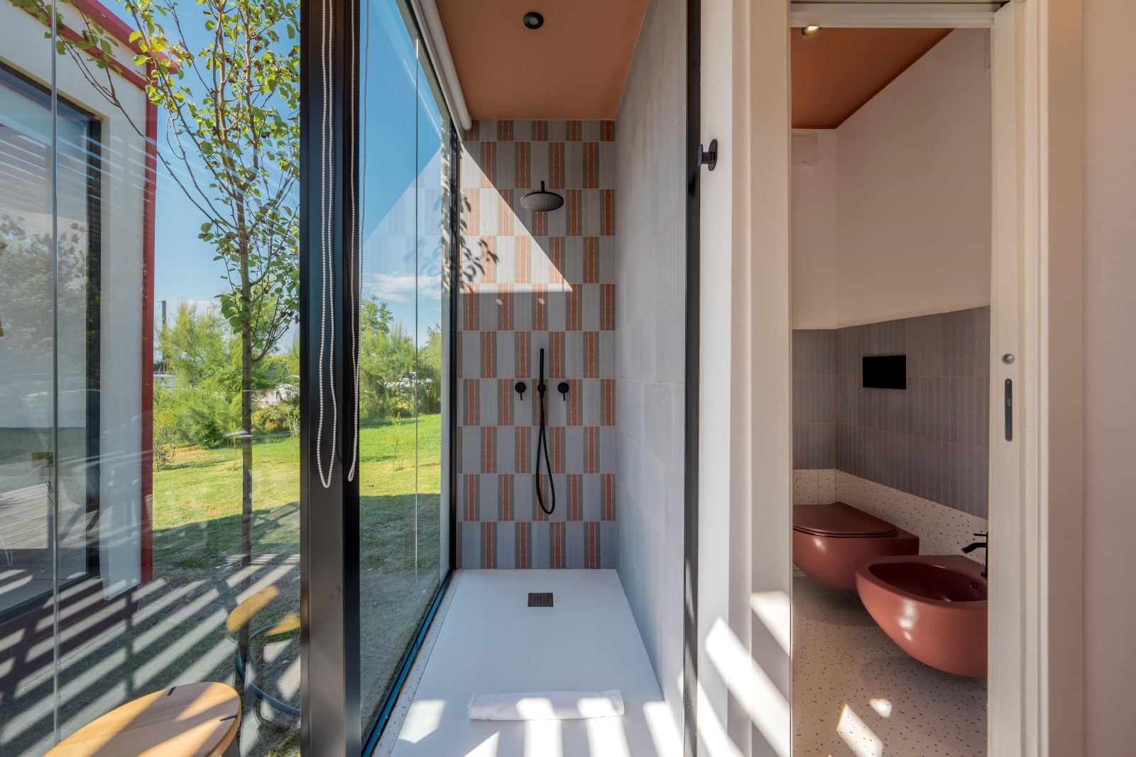 salle de bain avec baie vitrée tiny house design Nomadaria par Elena Salmistraro