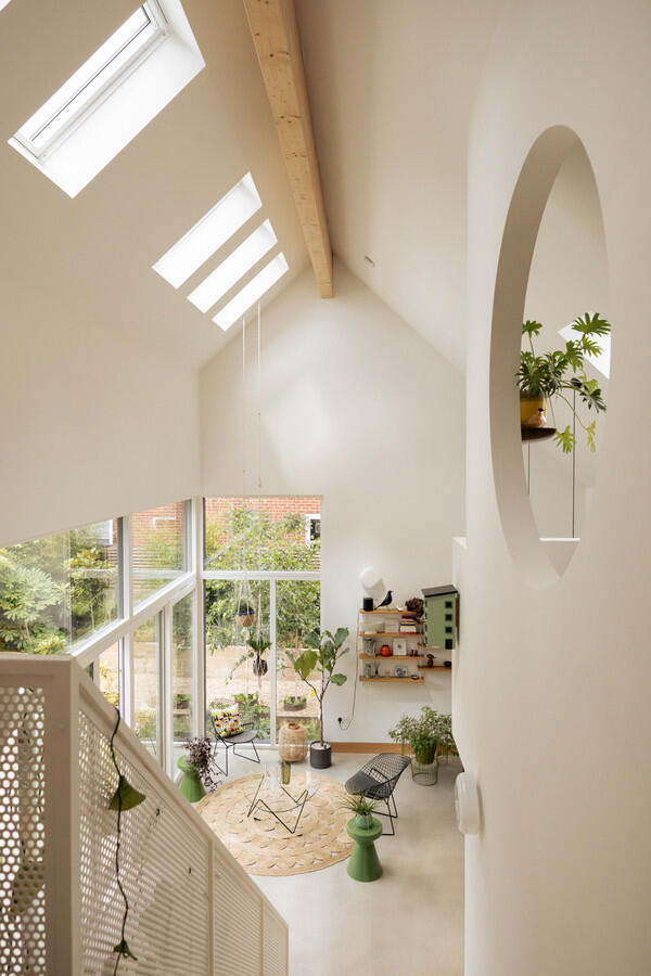 salon décoration contemporaine avec escalier et velux salon décoration contemporaine avec escalier et velux