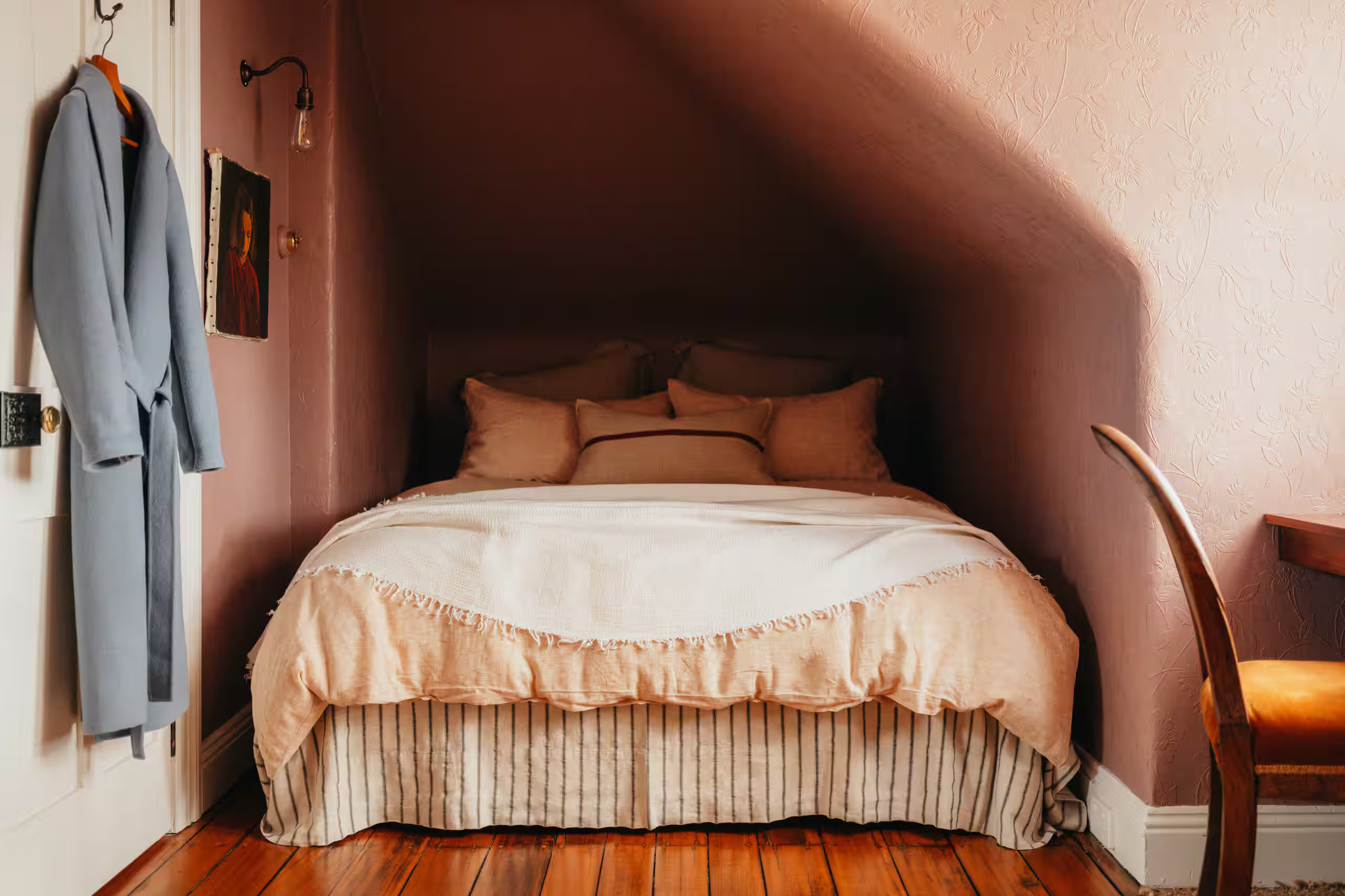 chambre rose mansardée avec bureau sous fenêtre décoration classique chic maison victorienne