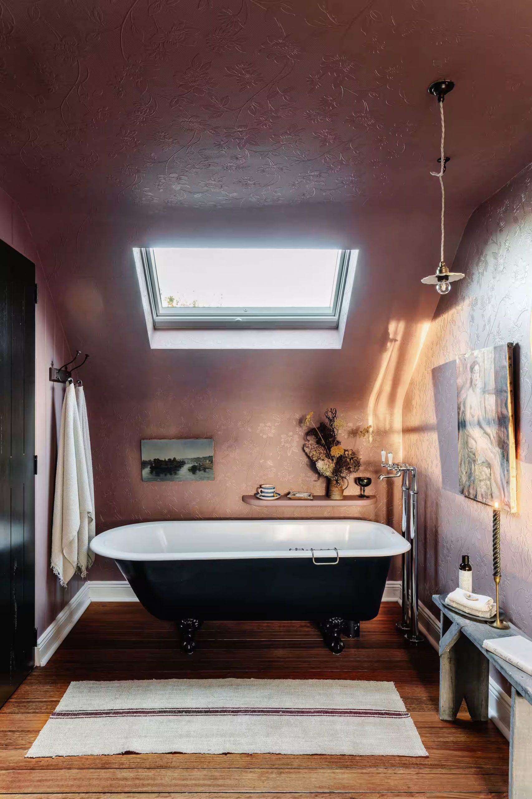 salle de bain vintage rose mansardée décoration classique chic maison victorienne