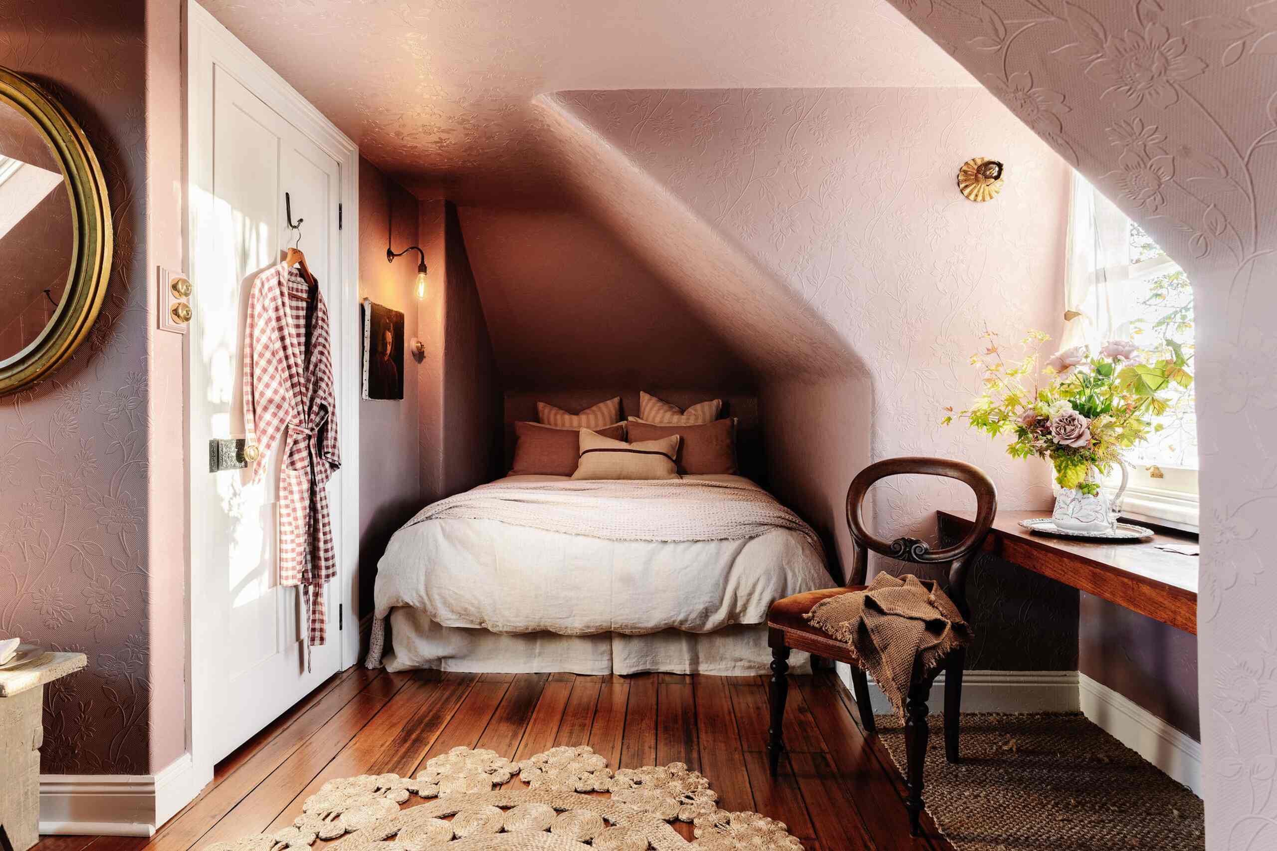 chambre rose mansardée avec bureau sous fenêtre décoration classique chic maison victorienne