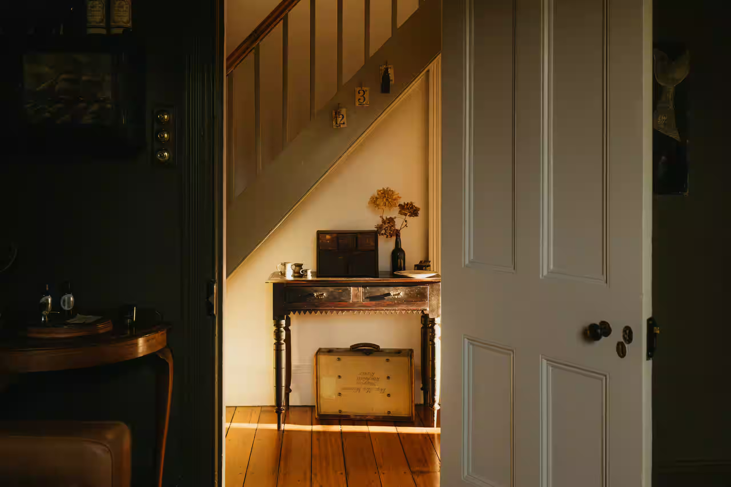 salon et entrée avec escalier décoration classique chic maison victorienne