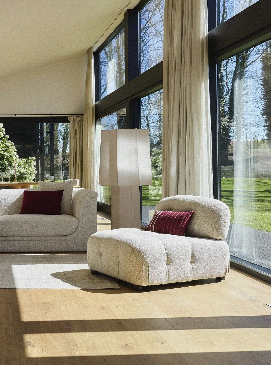 salon avec baie vitrée décoration automne 2026