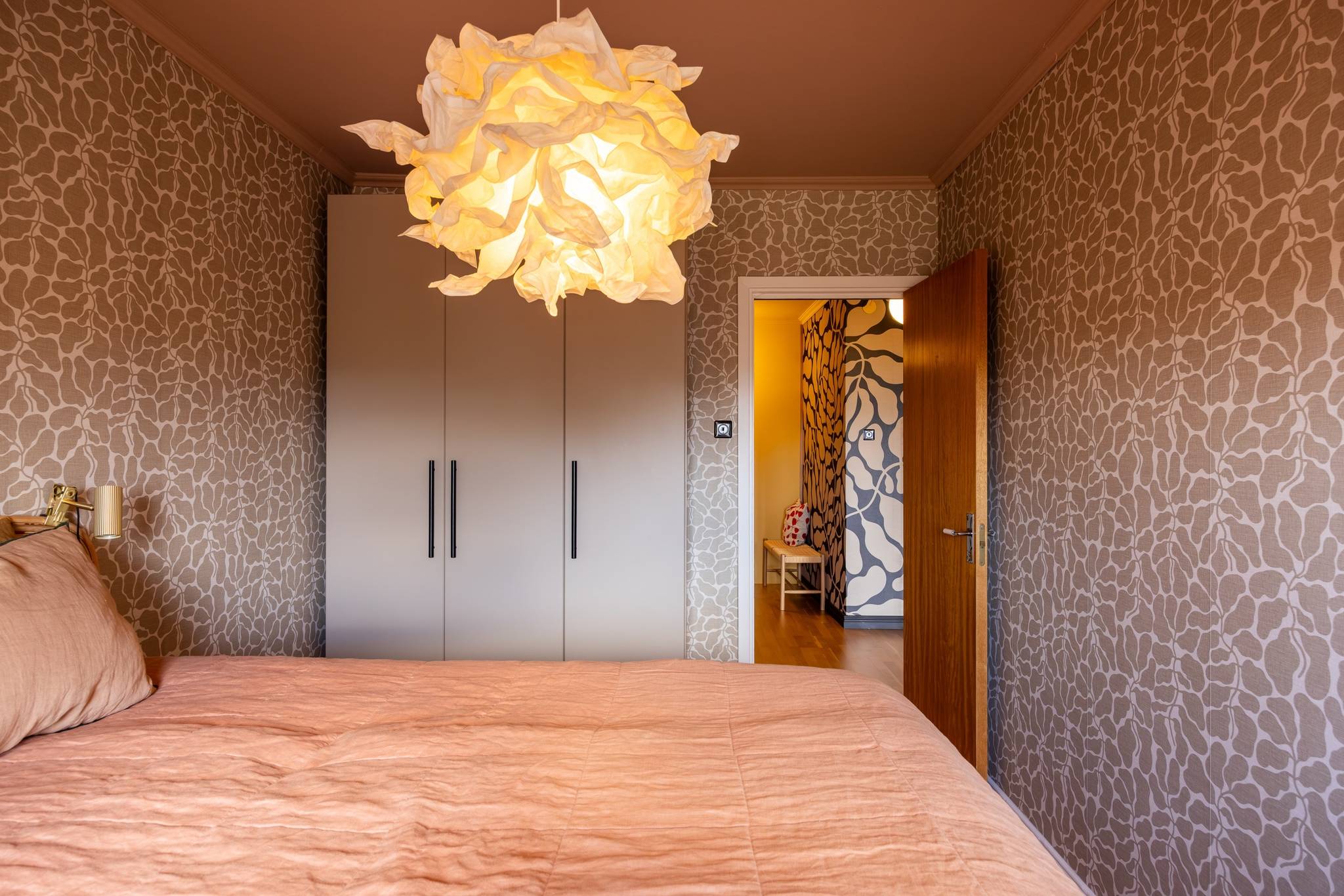 chambre marron et beige avec papier-peint chambre marron et beige avec papier-peint