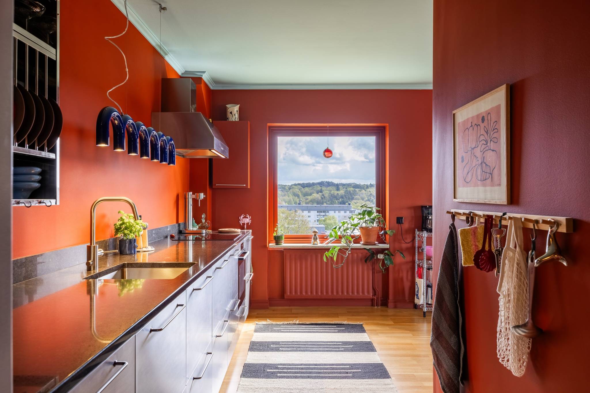 cuisine murs terracotta meubles inox appartement coloré de 71m2 décoration scandinave et vintage cuisine murs terracotta meubles inox appartement coloré de 71m2 décoration scandinave et vintage