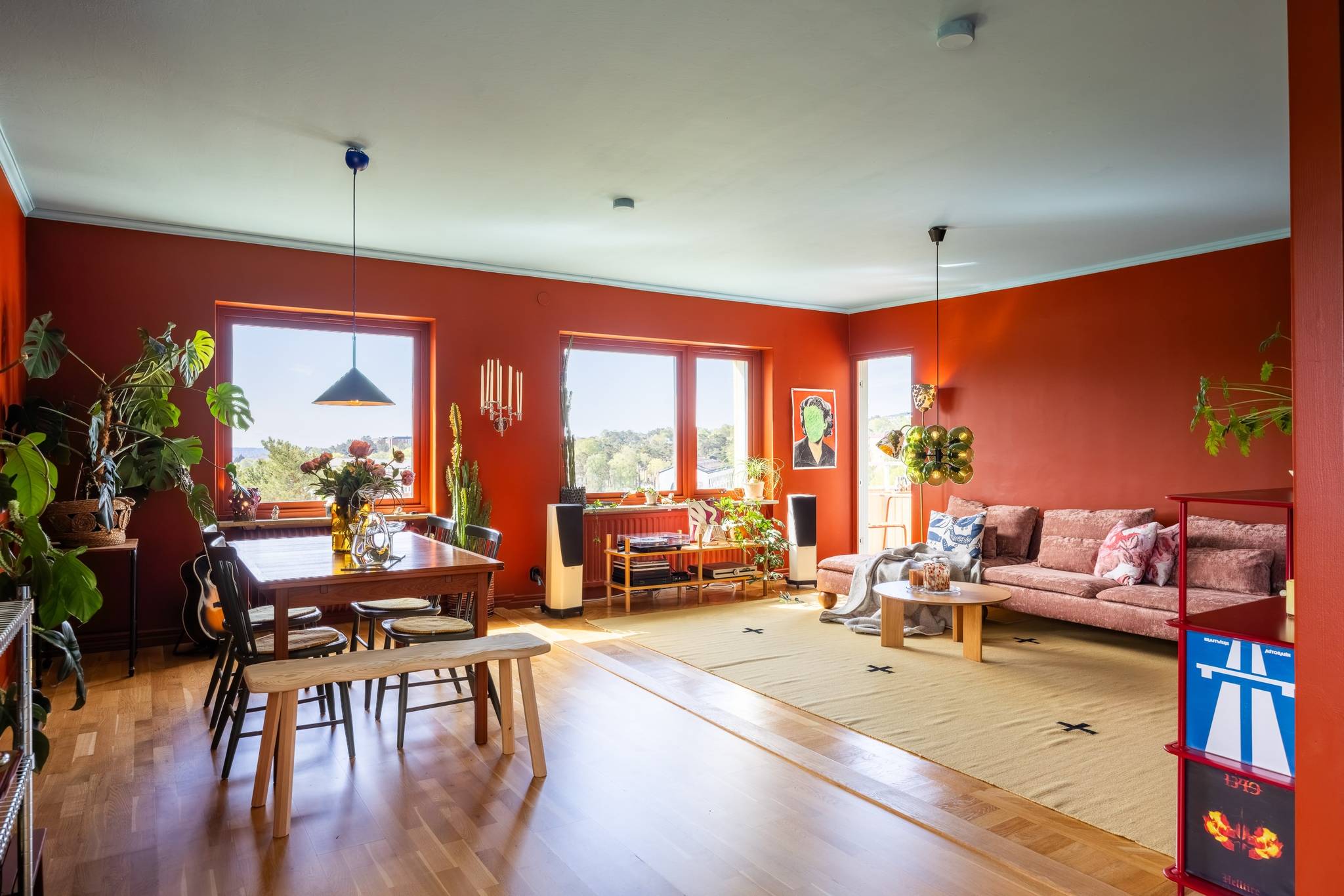 salon avec canapé rose et salle à manger murs rouges appartement coloré de 71m2 décoration scandinave et vintage salon avec canapé rose et salle à manger murs rouges appartement coloré de 71m2 décoration scandinave et vintage