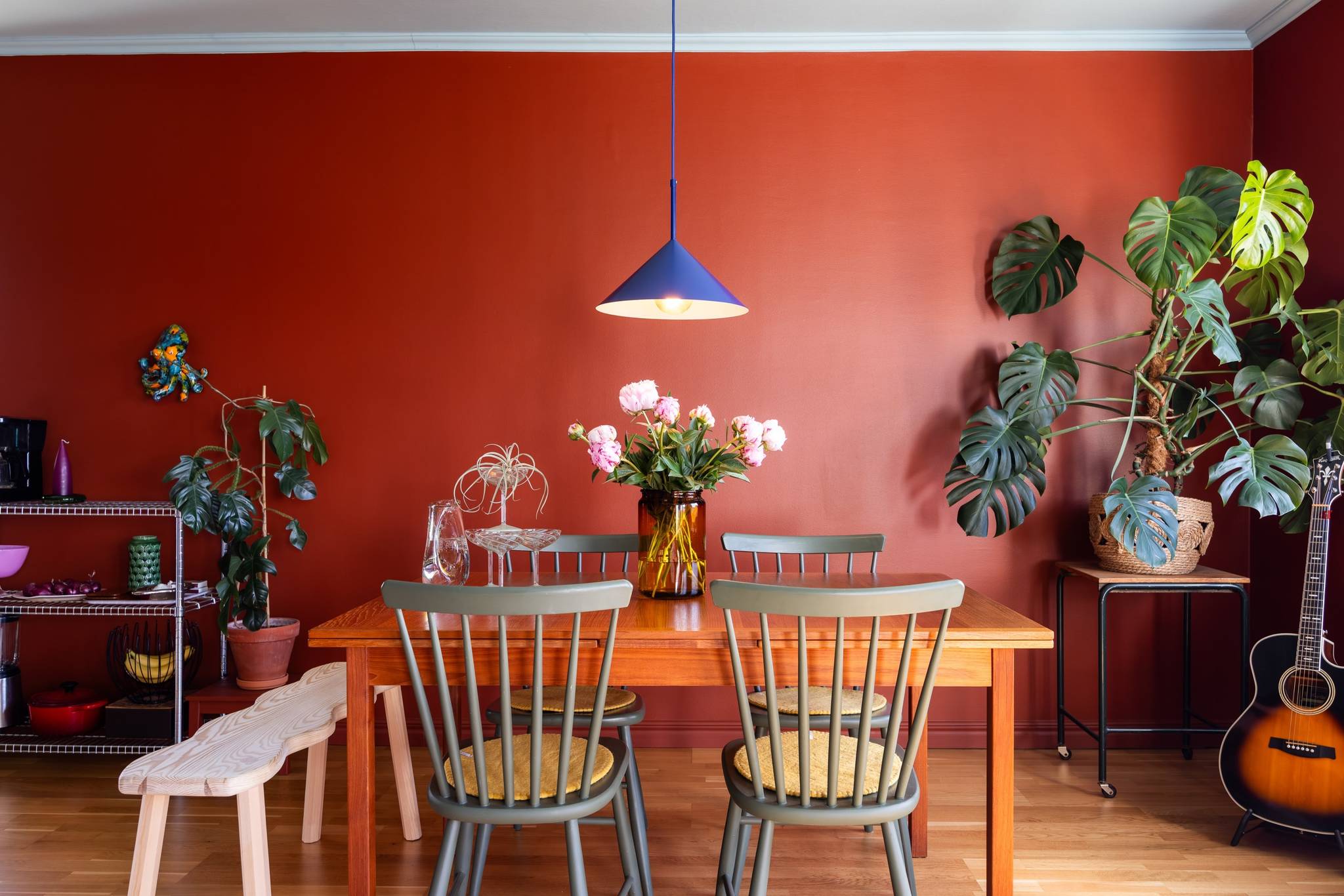 salle à manger murs rouges appartement coloré de 71m2 décoration scandinave et vintage salle à manger murs rouges appartement coloré de 71m2 décoration scandinave et vintage