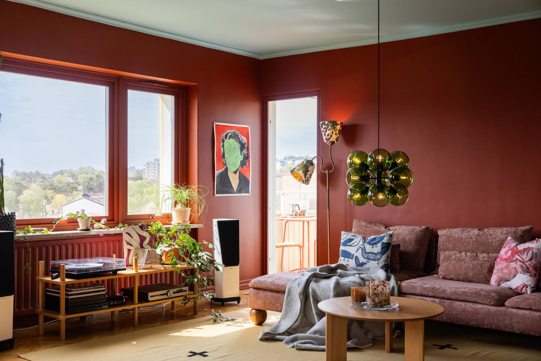 salon avec canapé rose murs rouges appartement coloré de 71m2 décoration scandinave et vintage salon avec canapé rose murs rouges appartement coloré de 71m2 décoration scandinave et vintage
