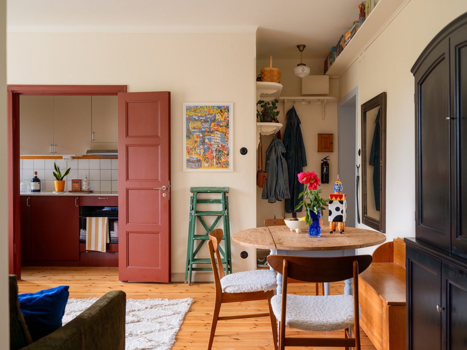 cuisine et salon avec canapé vert décoration vintage et scandinave deux-pièces 42m2 