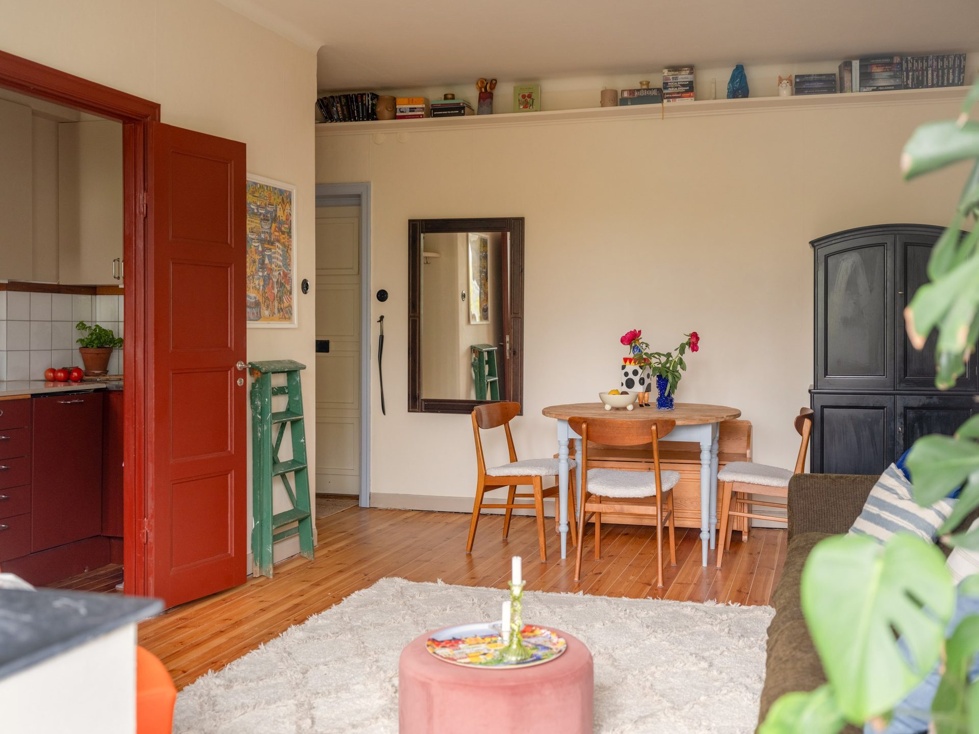 salle à manger et salon avec canapé vert décoration vintage et scandinave deux-pièces 42m2 