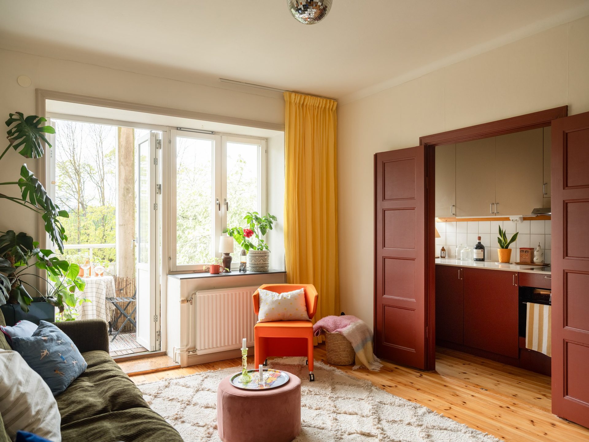 cuisine et salon avec canapé vert décoration vintage et scandinave deux-pièces 42m2 