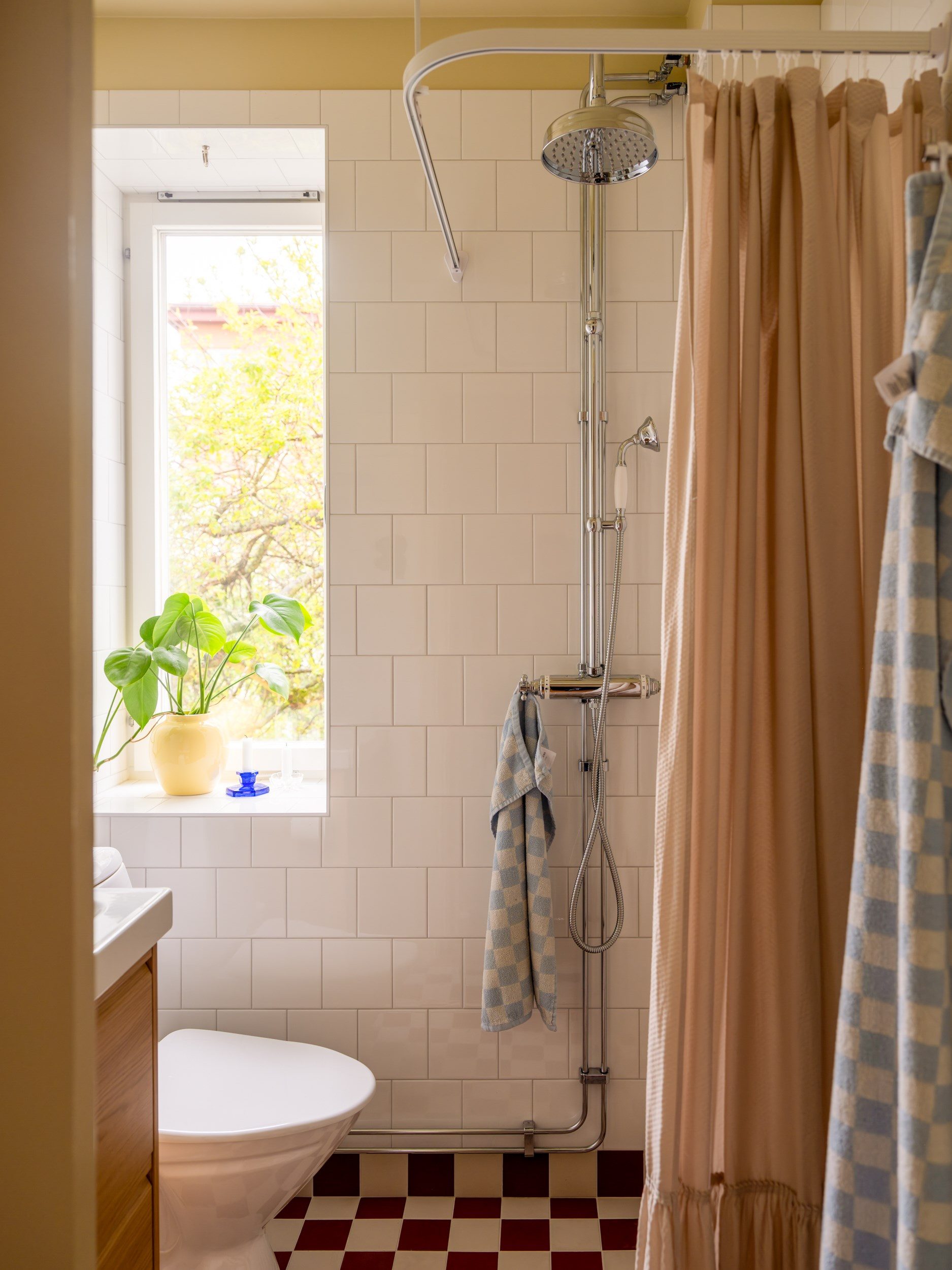 salle de bain sol à damier rouge et blanc décoration vintage et scandinave deux-pièces 42m2 