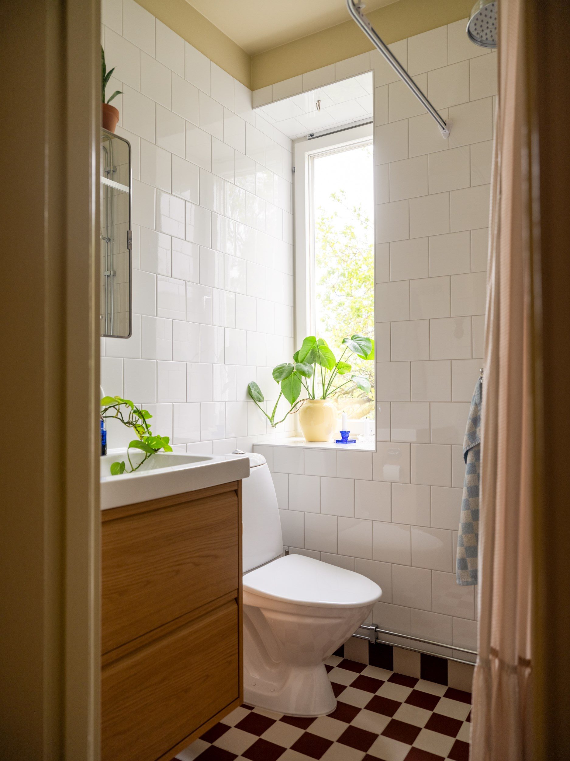salle de bain sol à damier rouge et blanc décoration vintage et scandinave deux-pièces 42m2 