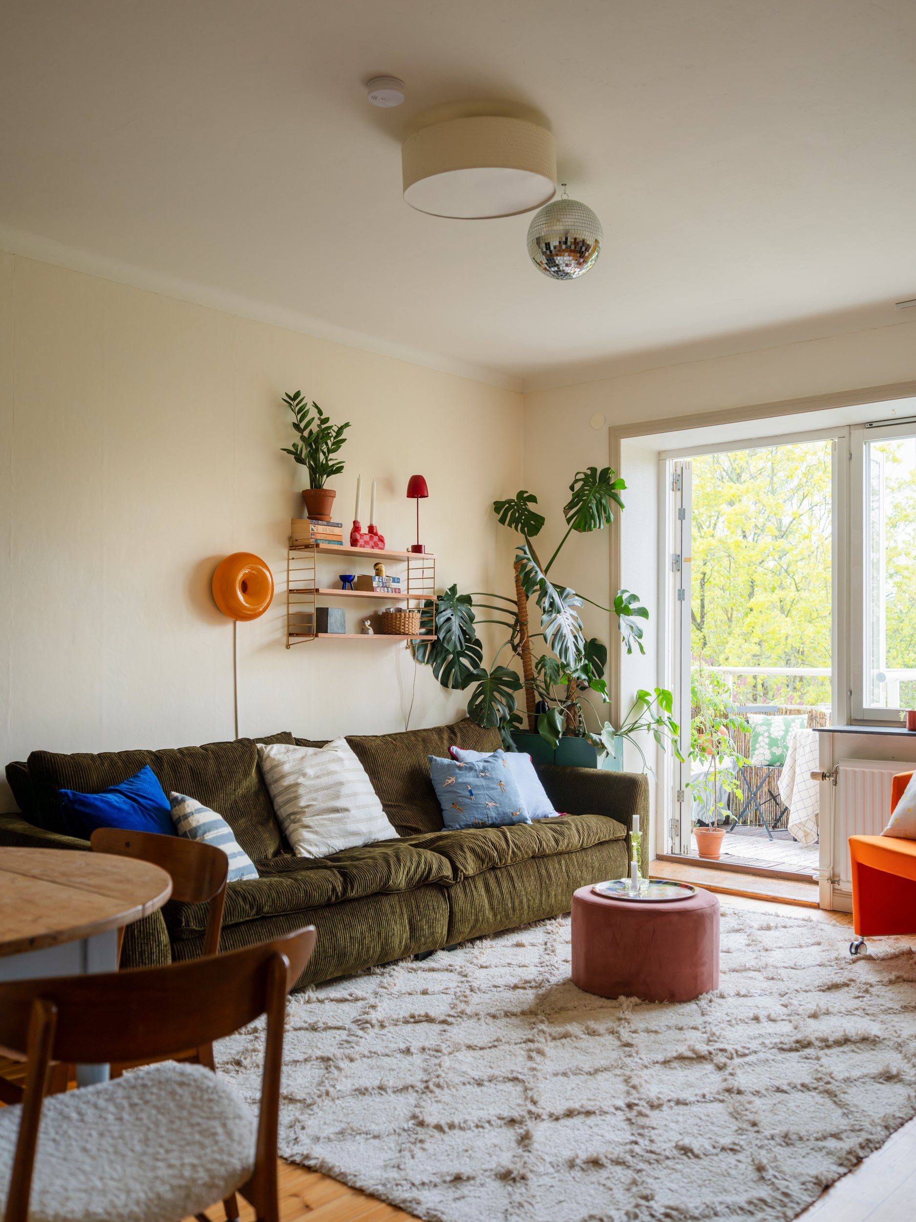 salon avec canapé vert décoration vintage et scandinave deux-pièces 42m2 
