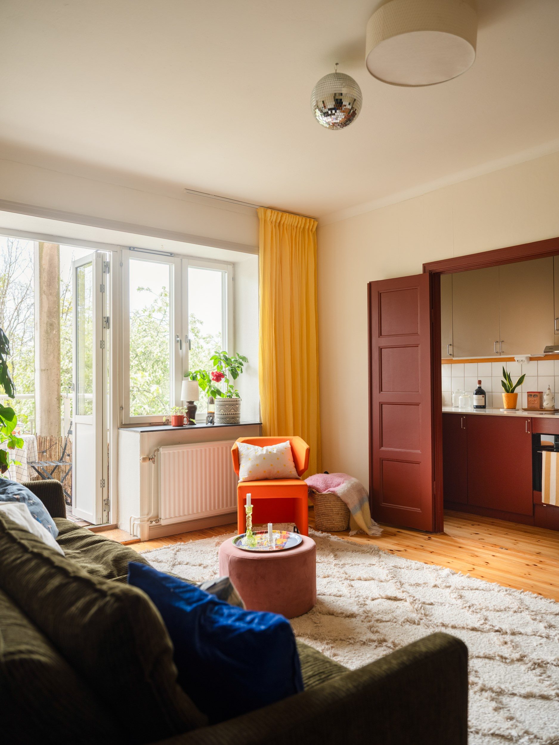 cuisine et salon avec canapé vert décoration vintage et scandinave deux-pièces 42m2 