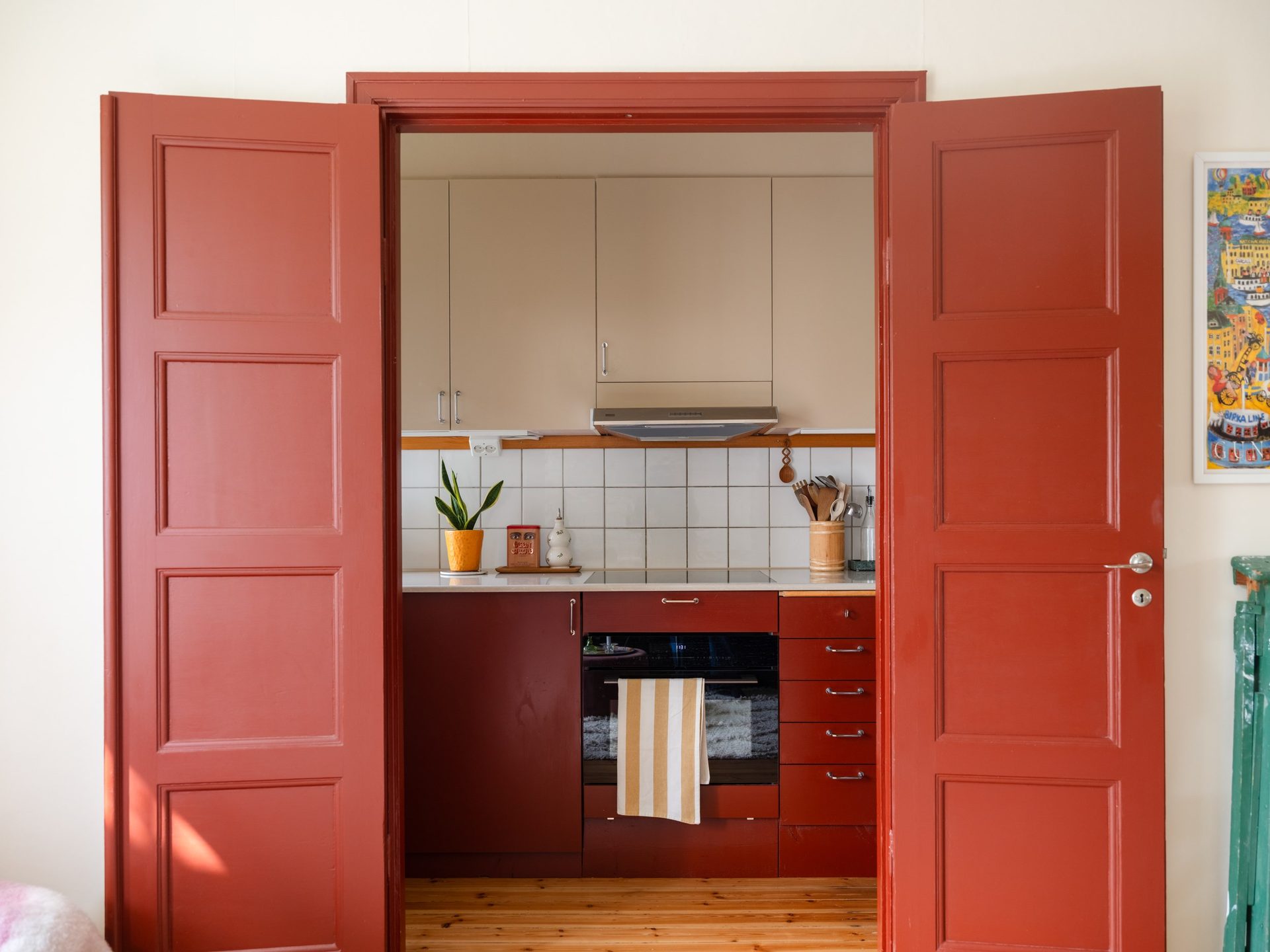cuisine avec doubles portes rouges