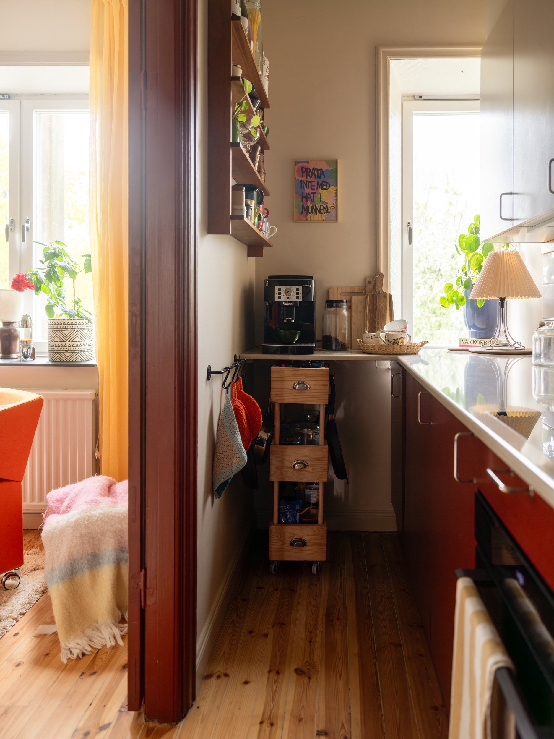 petite cuisine rouge décoration vintage et scandinave deux-pièces 42m2 