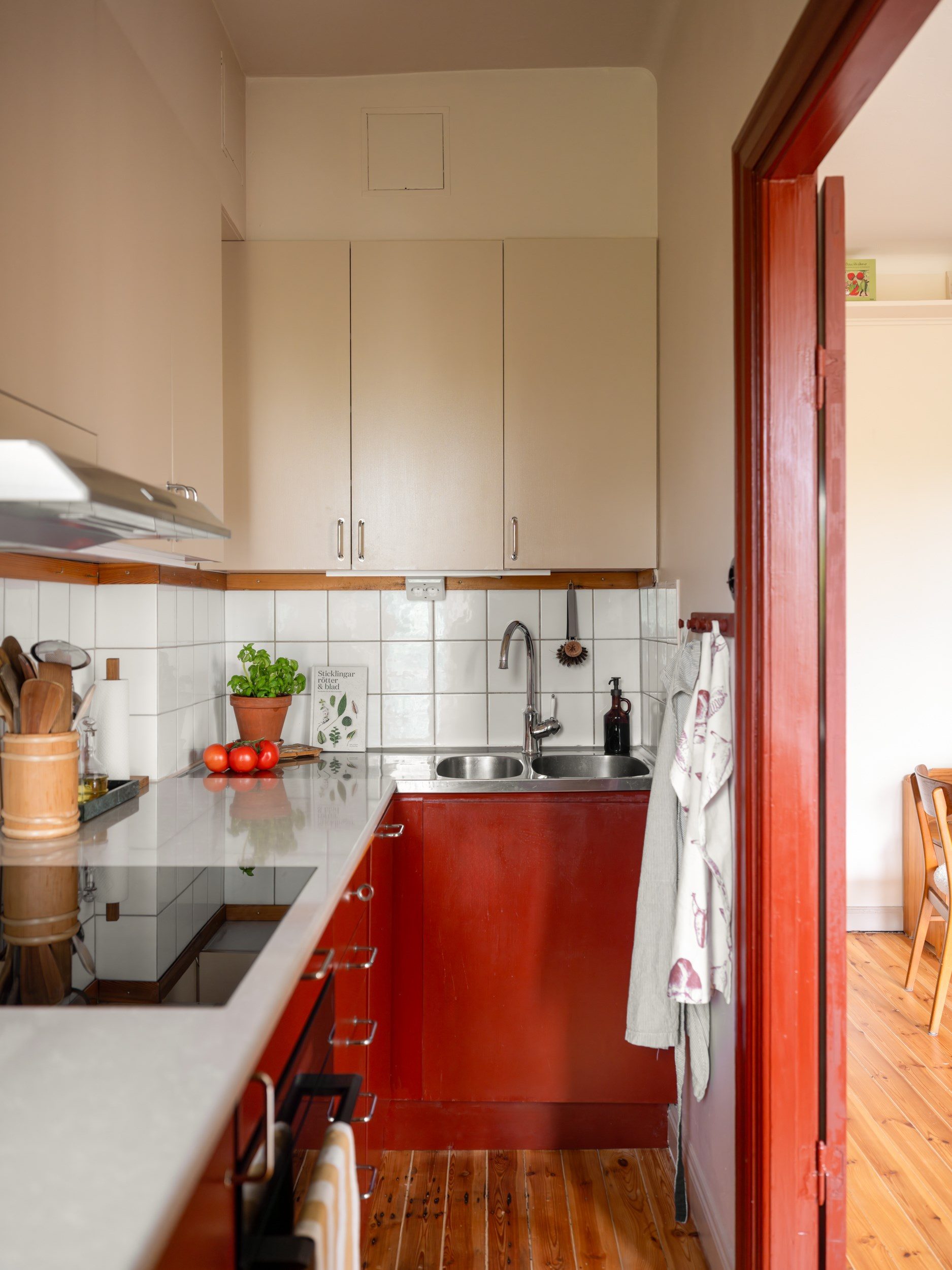 petite cuisine rouge décoration vintage et scandinave deux-pièces 42m2 