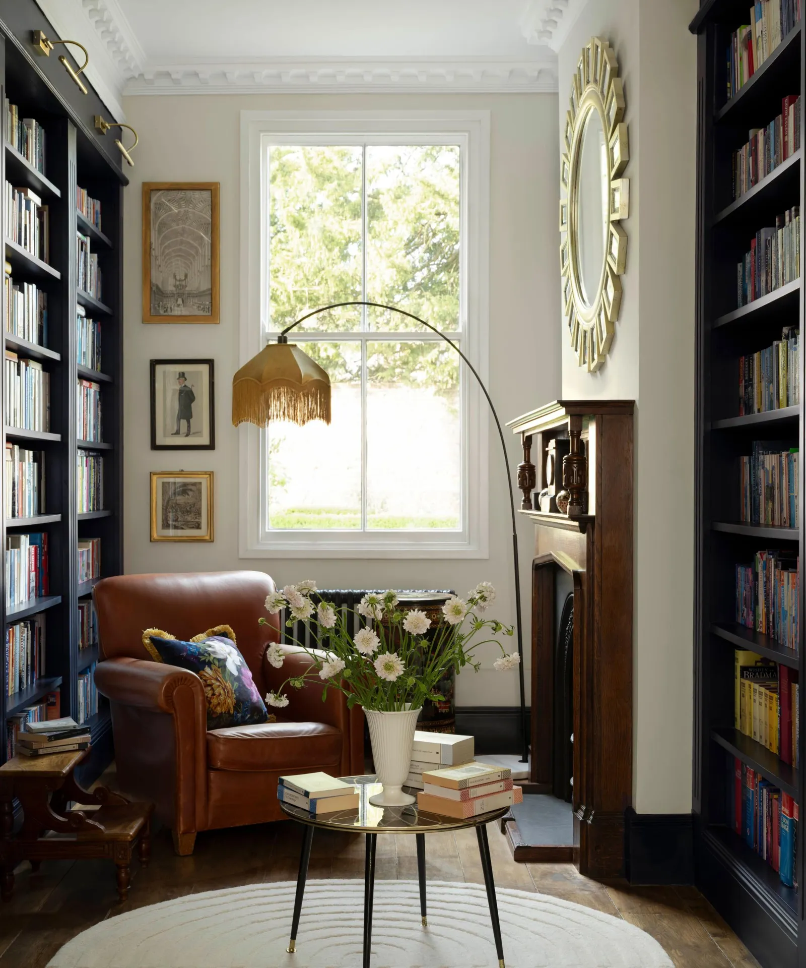 salon contemporain avec bibliothèque et fauteuil club décoration peinture Benjamin Moore