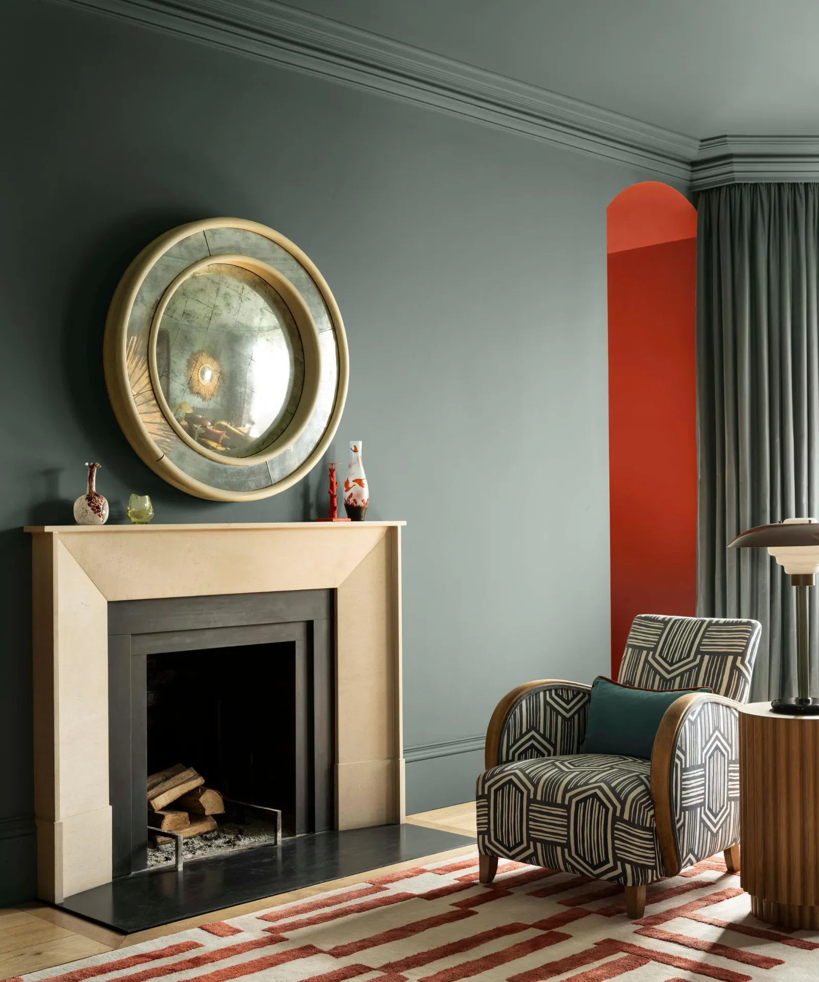 salon avec cheminée murs bleus décoration peinture Benjamin Moore