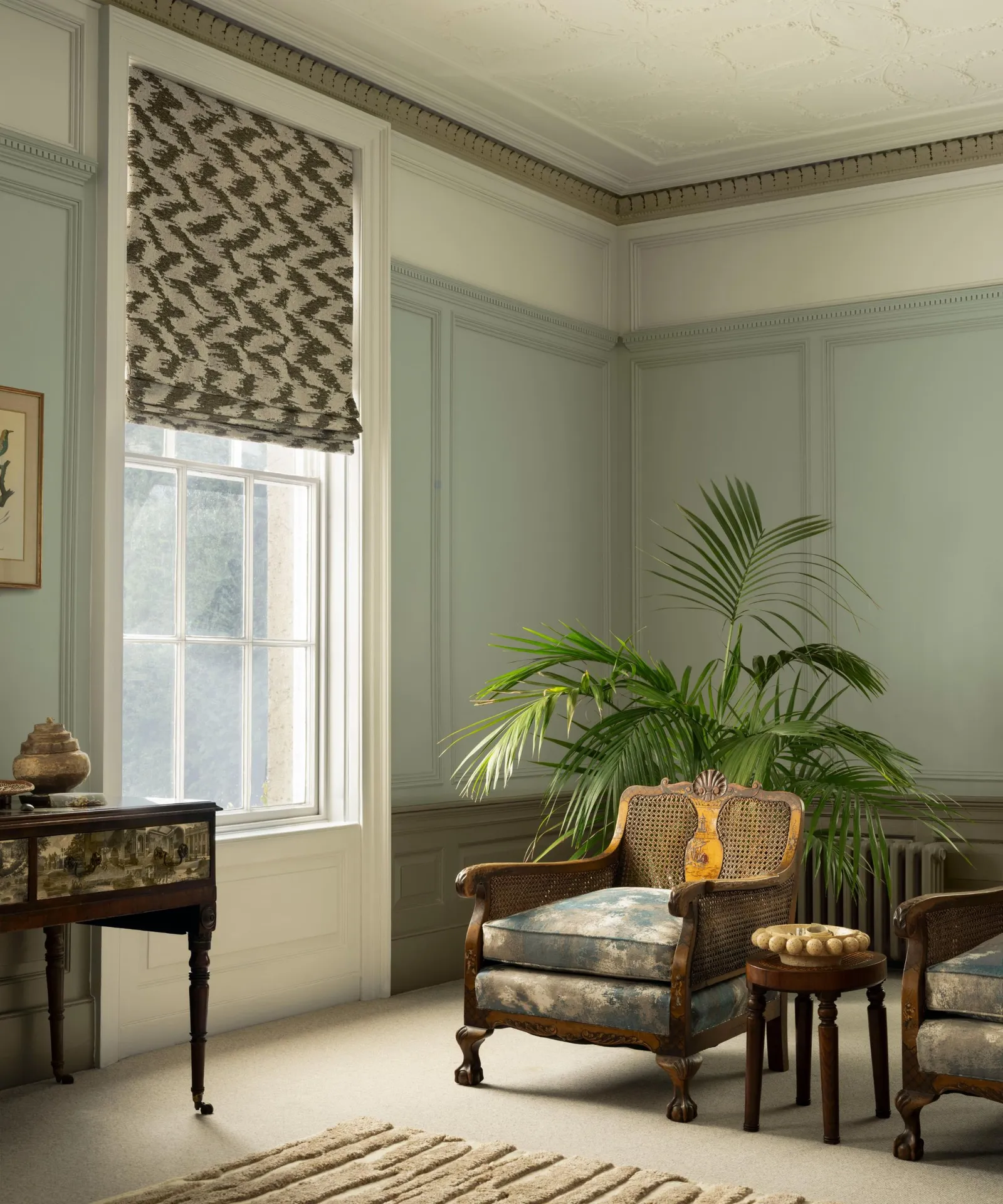 salon avec moulures décoration peinture Benjamin Moore