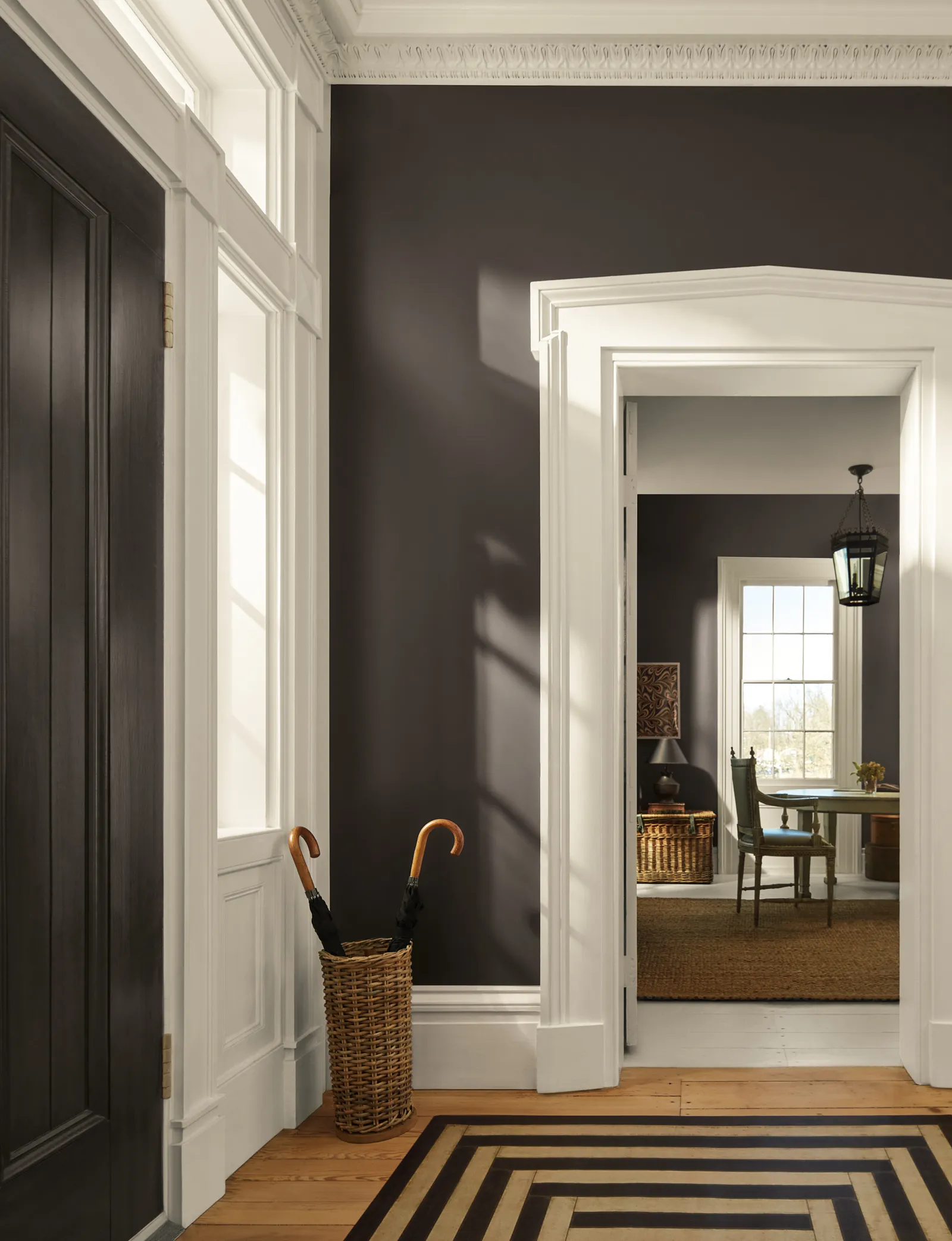 entrée classique avec moulures murs gris anthracite décoration peinture Benjamin Moore