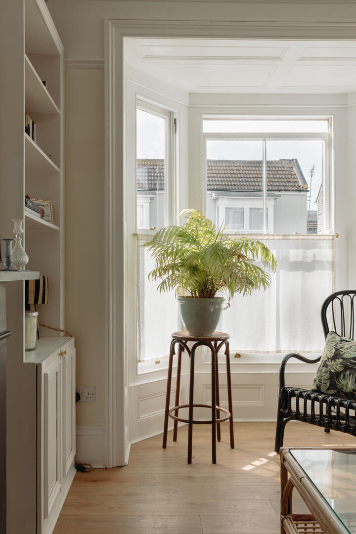 salon avec bow window décoration classique chic maisonnette victorienne dans le Kent salon avec bow window décoration classique chic maisonnette victorienne dans le Kent