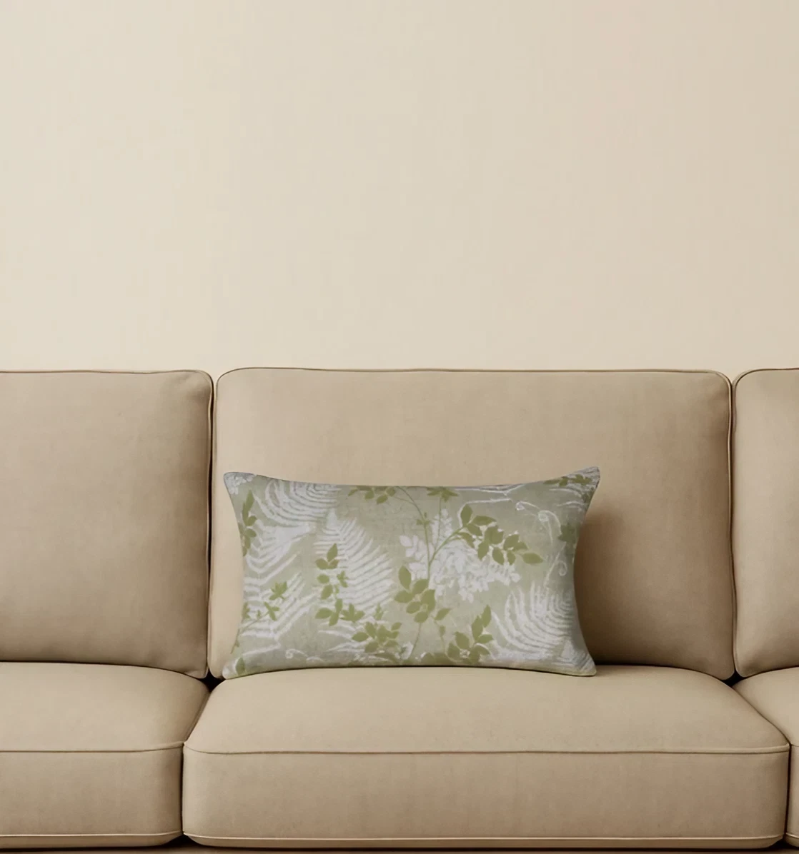 coussin vert sur canapé beige